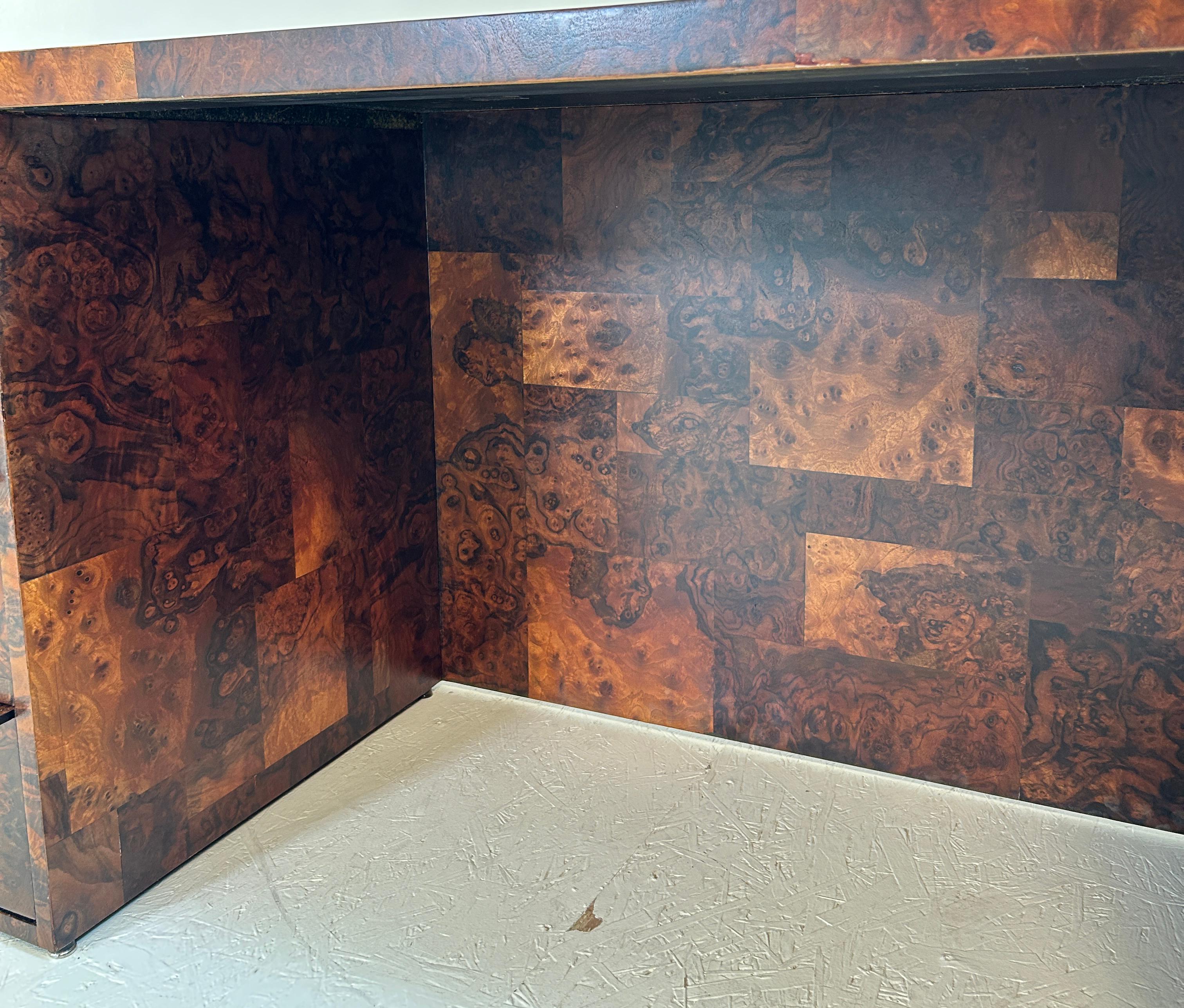 Pristine Paul Evans Cityscape Burl Walnuss Executive Desk. im Angebot 12