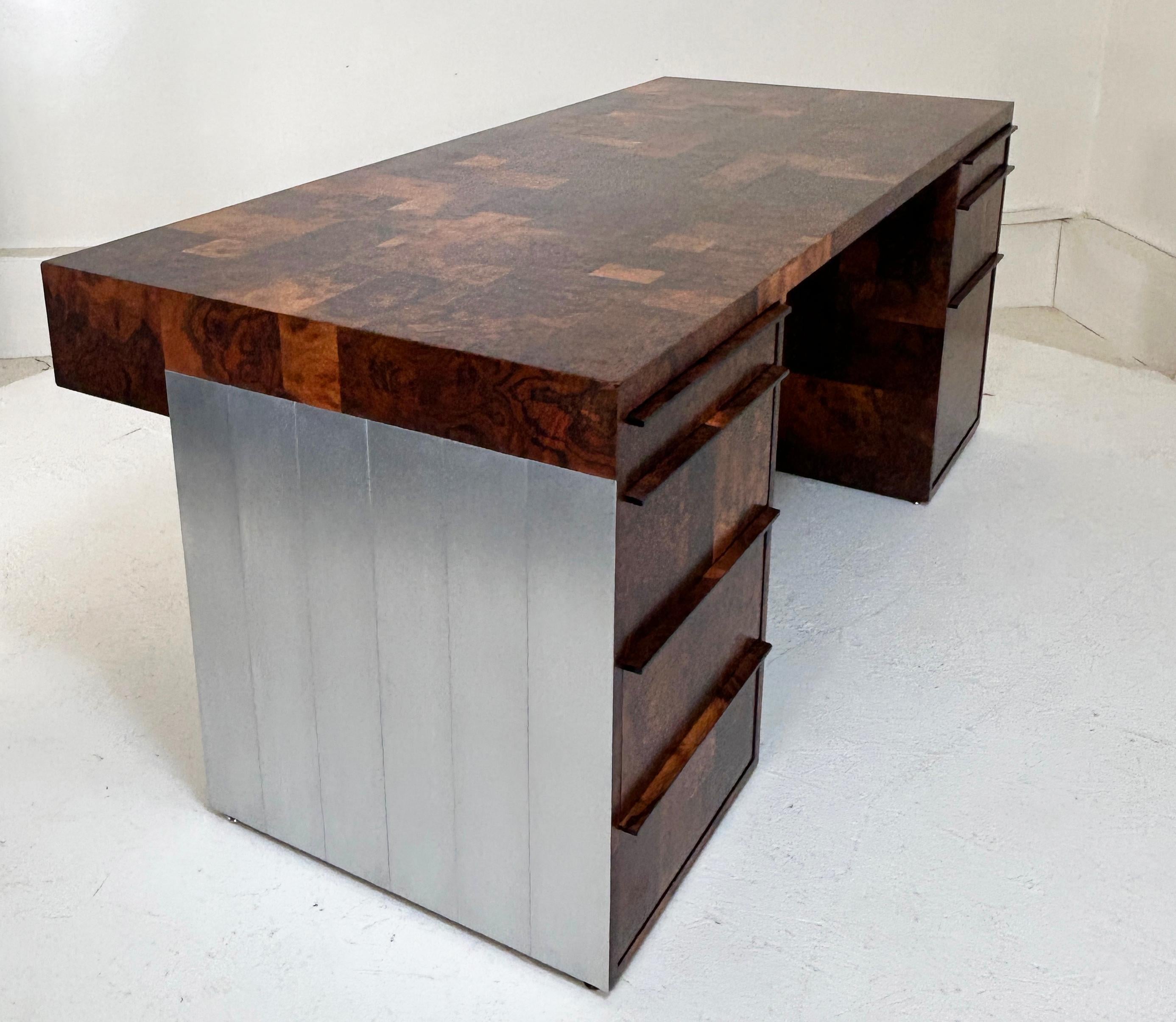 Pristine Paul Evans Cityscape Burl Walnuss Executive Desk. (Moderne der Mitte des Jahrhunderts) im Angebot