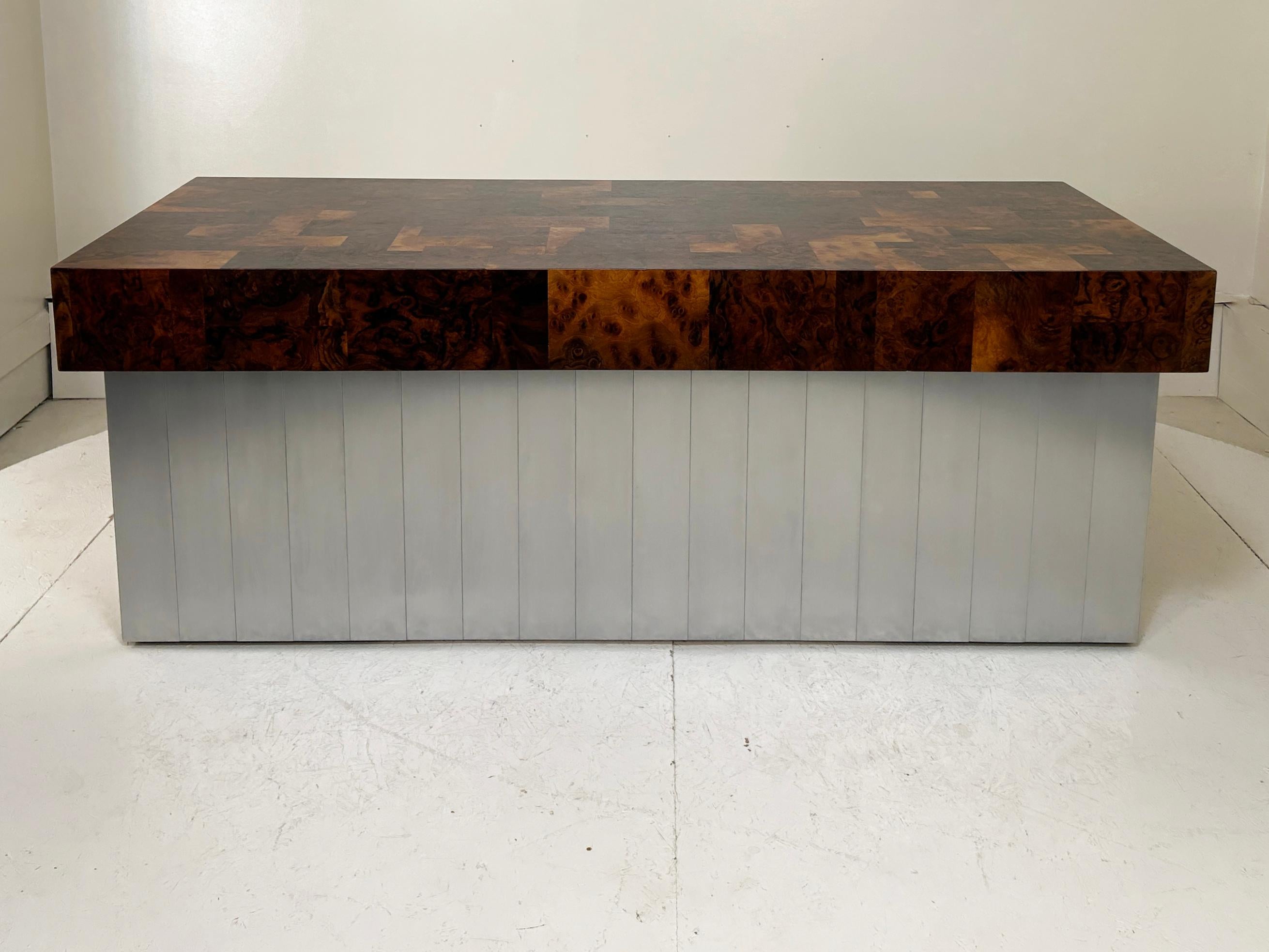 Pristine Paul Evans Cityscape Burl Walnuss Executive Desk. (amerikanisch) im Angebot