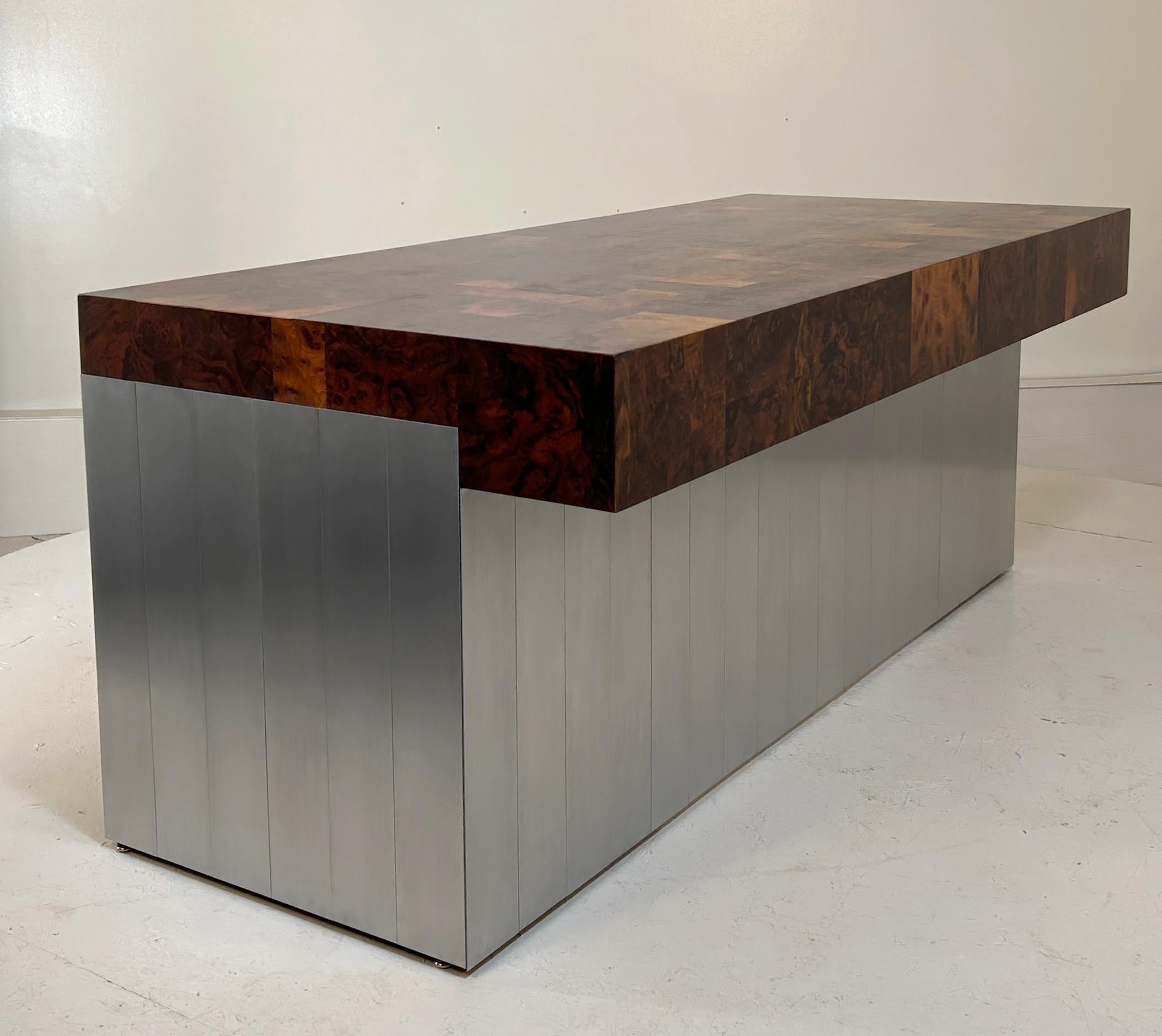 Pristine Paul Evans Cityscape Burl Walnuss Executive Desk. (Ende des 20. Jahrhunderts) im Angebot