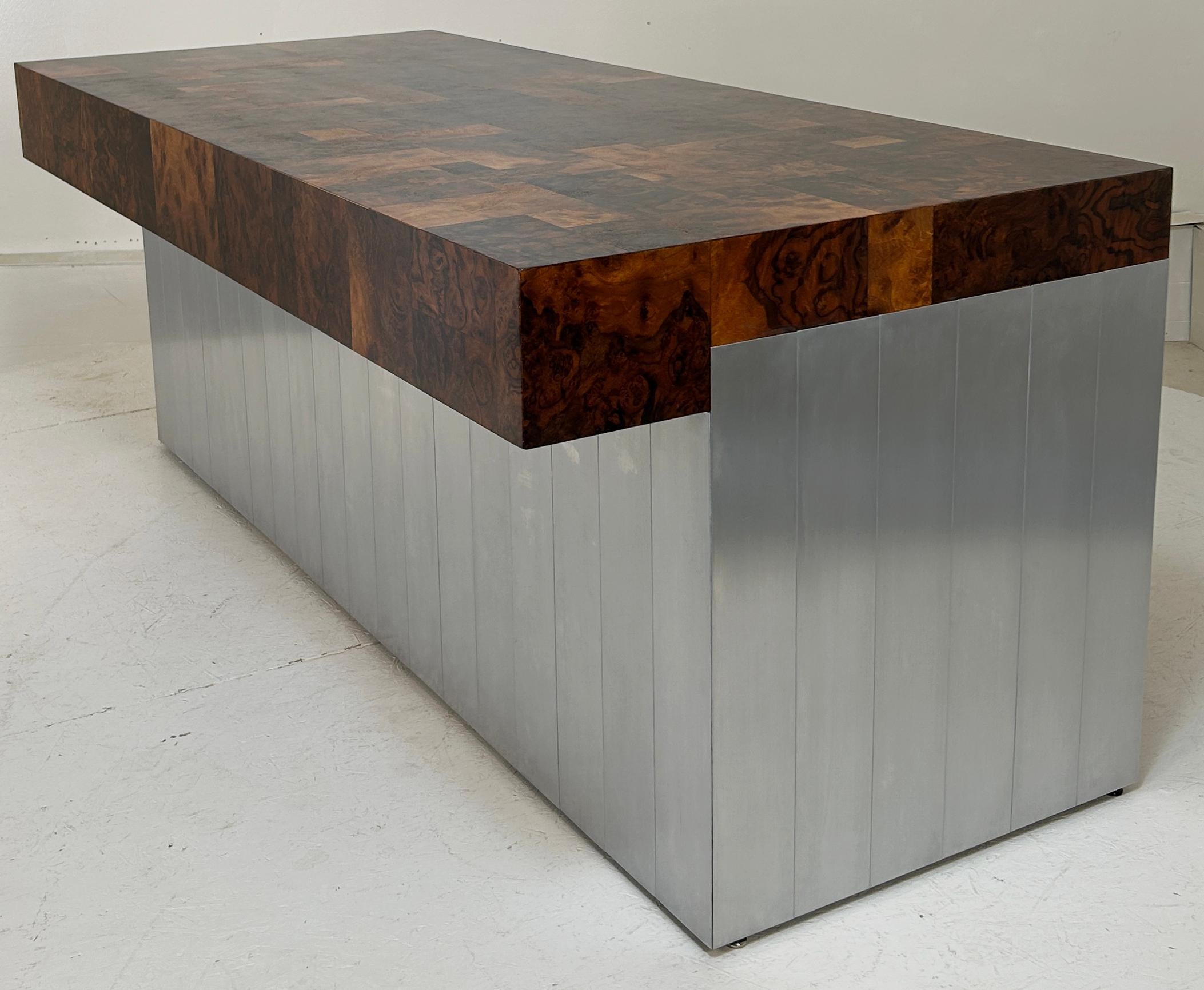 Pristine Paul Evans Cityscape Burl Walnuss Executive Desk. (Chrom) im Angebot