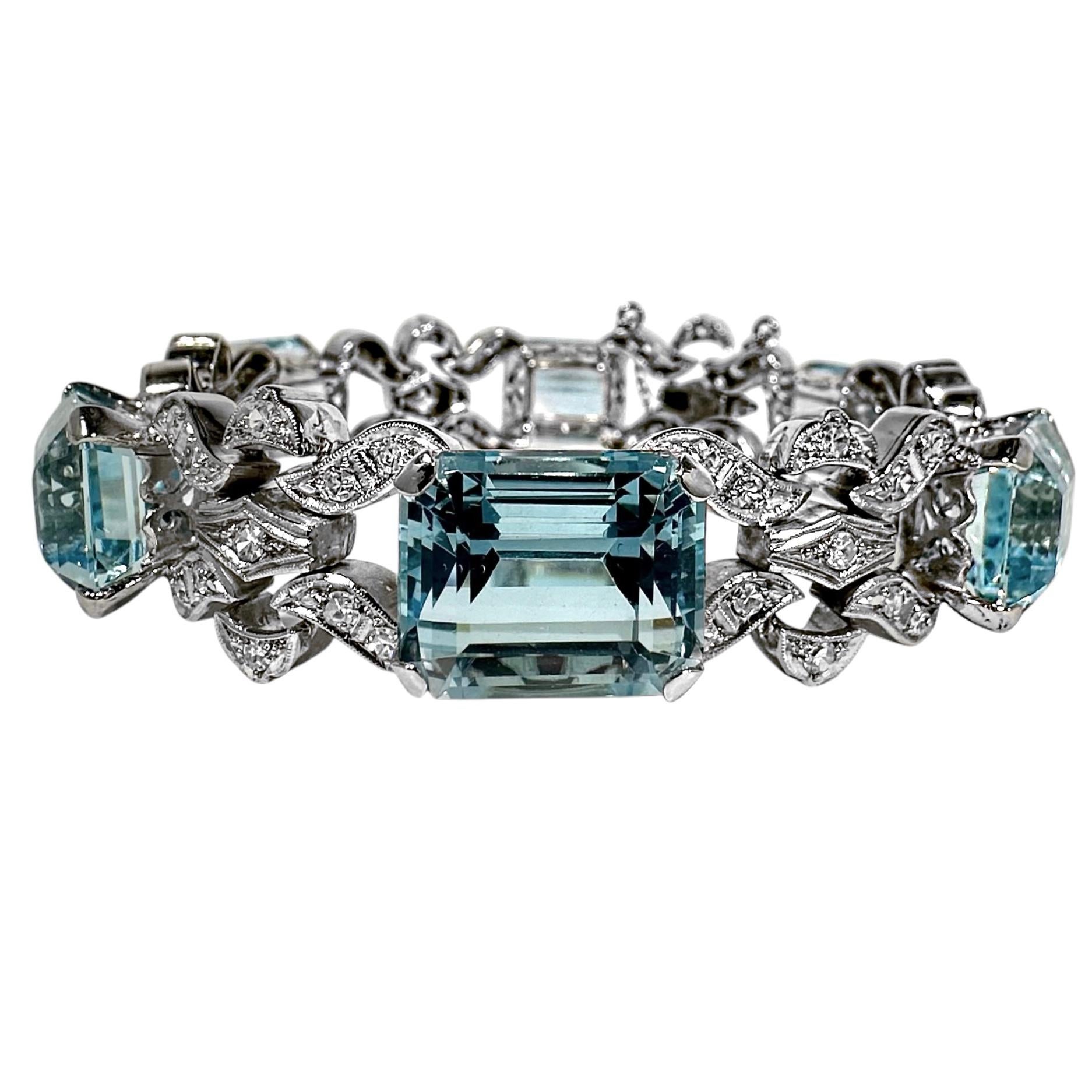 Ce bracelet cocktail original d'époque Art-Déco en diamant et aigue-marine, réalisé en platine, est d'une grande simplicité,  tout en étant d'une profonde beauté. Une ligne unique de six aigues-marines naturelles d'un bleu vif, taillées en émeraude,