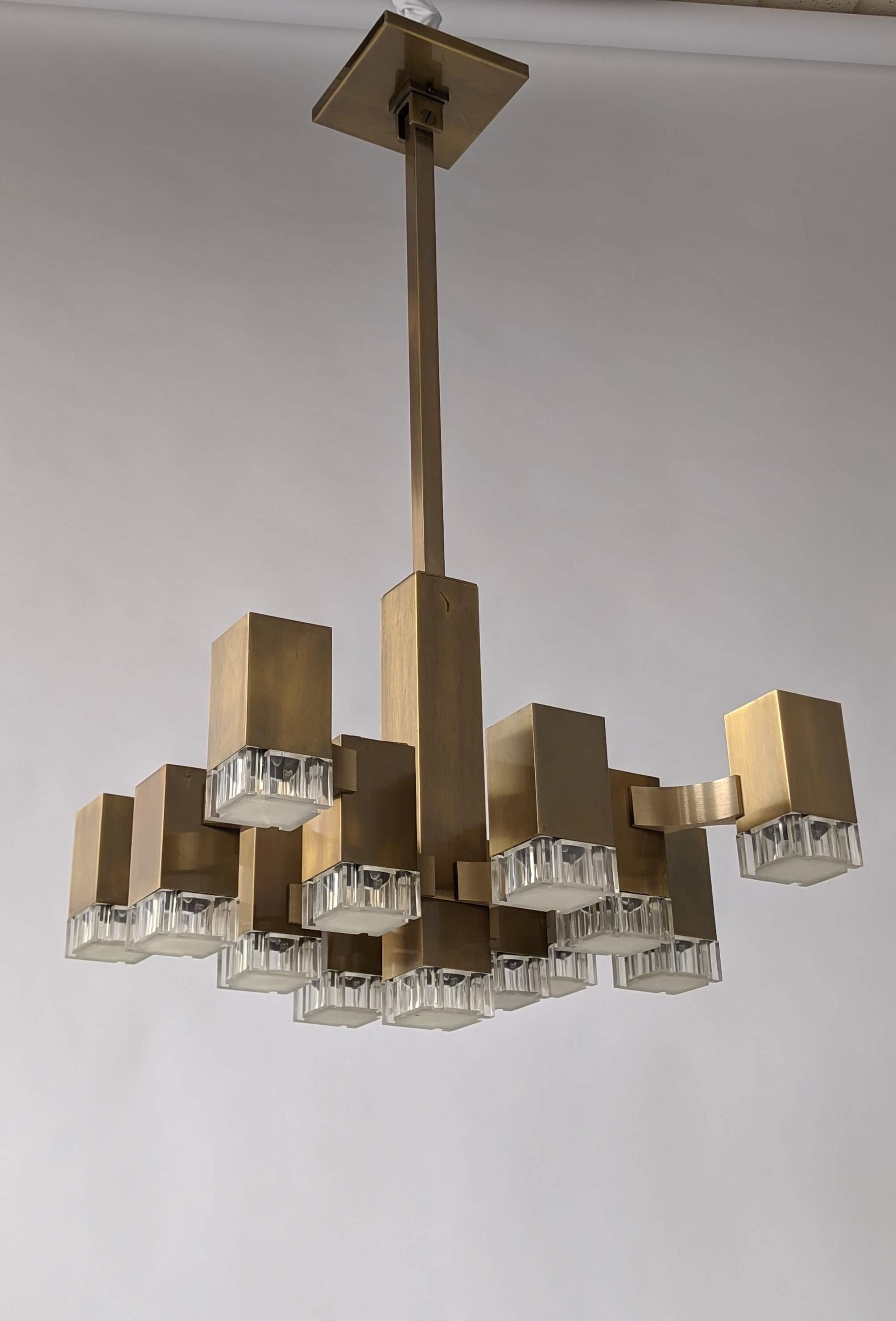 Iconic lighting art piece from Gaetano Sciolari

Prime quality material, solid conception and construction, fine assembly and craftsmanship.

Lacquered brass cubes.

A pull down and push up mechanism move the acrylic lens for easy bulbs