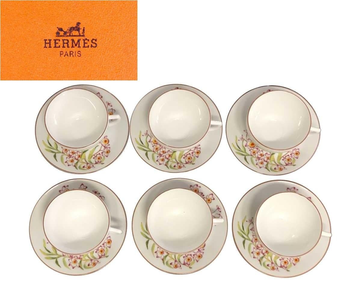 Modern Pristine Set of 6 Orchid Hermes Place Setting 30 Pieces For Sale