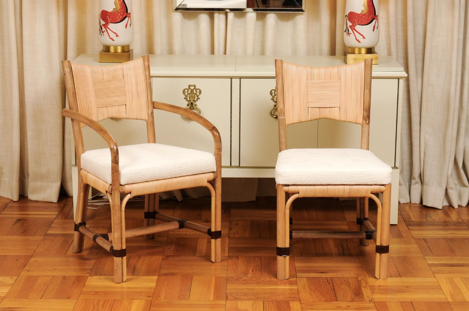 Questo magnifico set di sedie da pranzo viene spedito come fotografato e descritto nella descrizione dell'annuncio: Meticolosamente restaurato professionalmente e completamente pronto per l'installazione. È disponibile un esperto servizio di