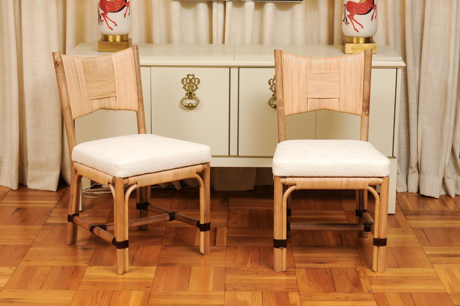Un ensemble incroyablement rare de huit (8) chaises de salle à manger organiques de la collection Merbau à production limitée, conçues par l'estimé John Hutton (1947-2006) pour Donghia, vers 1995. Les exemplaires de cette série particulière de