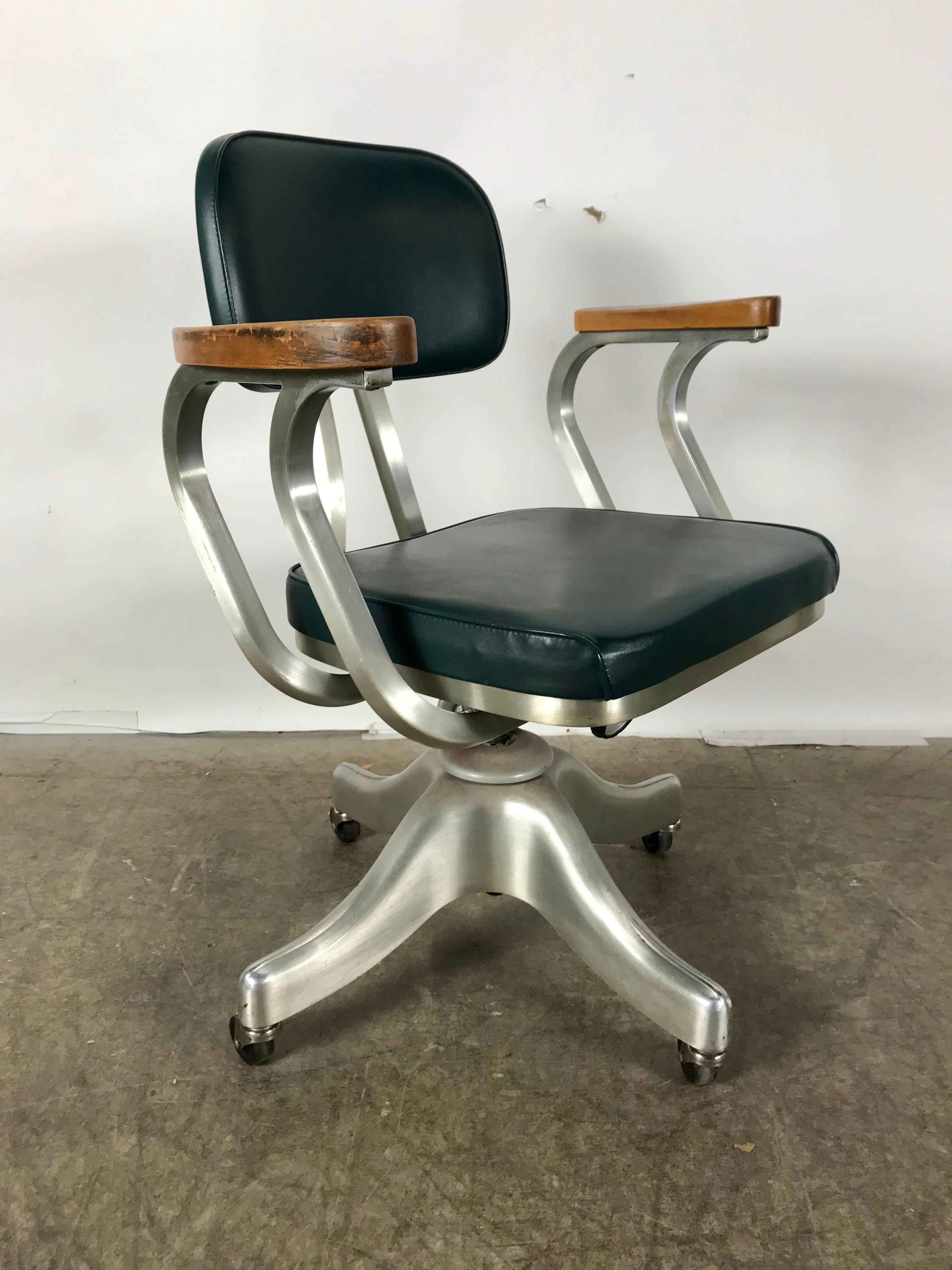 Pristine Shaw Walker Aluminum Rolling Desk or Task Armchair In Good Condition In Buffalo, NY
