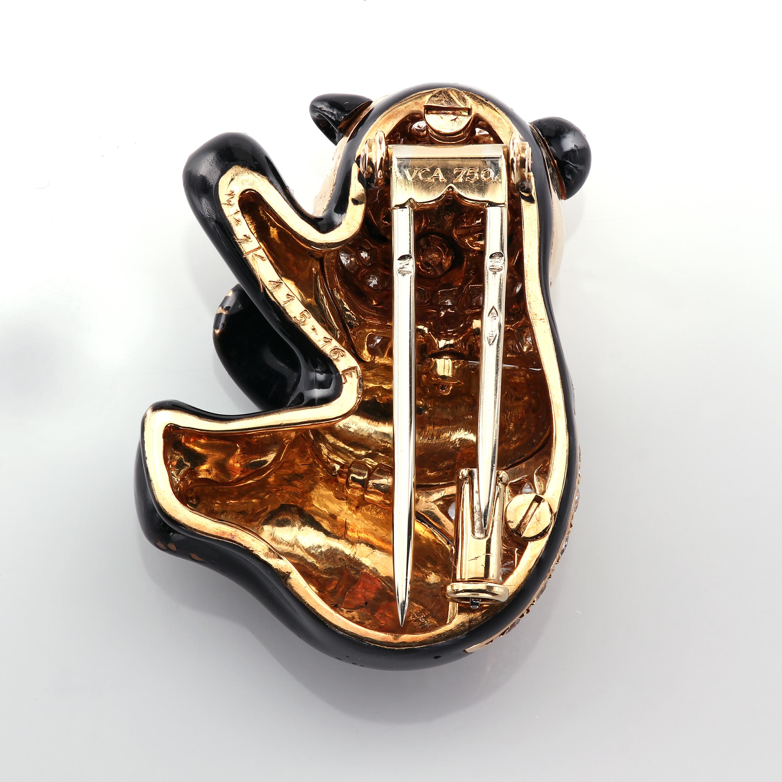 Designed as an onyx panda bear, with a circular-cut diamond face and back, mounted in 18K gold, with French assay marks and maker's mark
Signed V.C.A. for Van Cleef & Arpels, N.Y
Serial number k415-16E
28,5 x 20.7 x 11.7 mm
17.2 g
Pristine condition