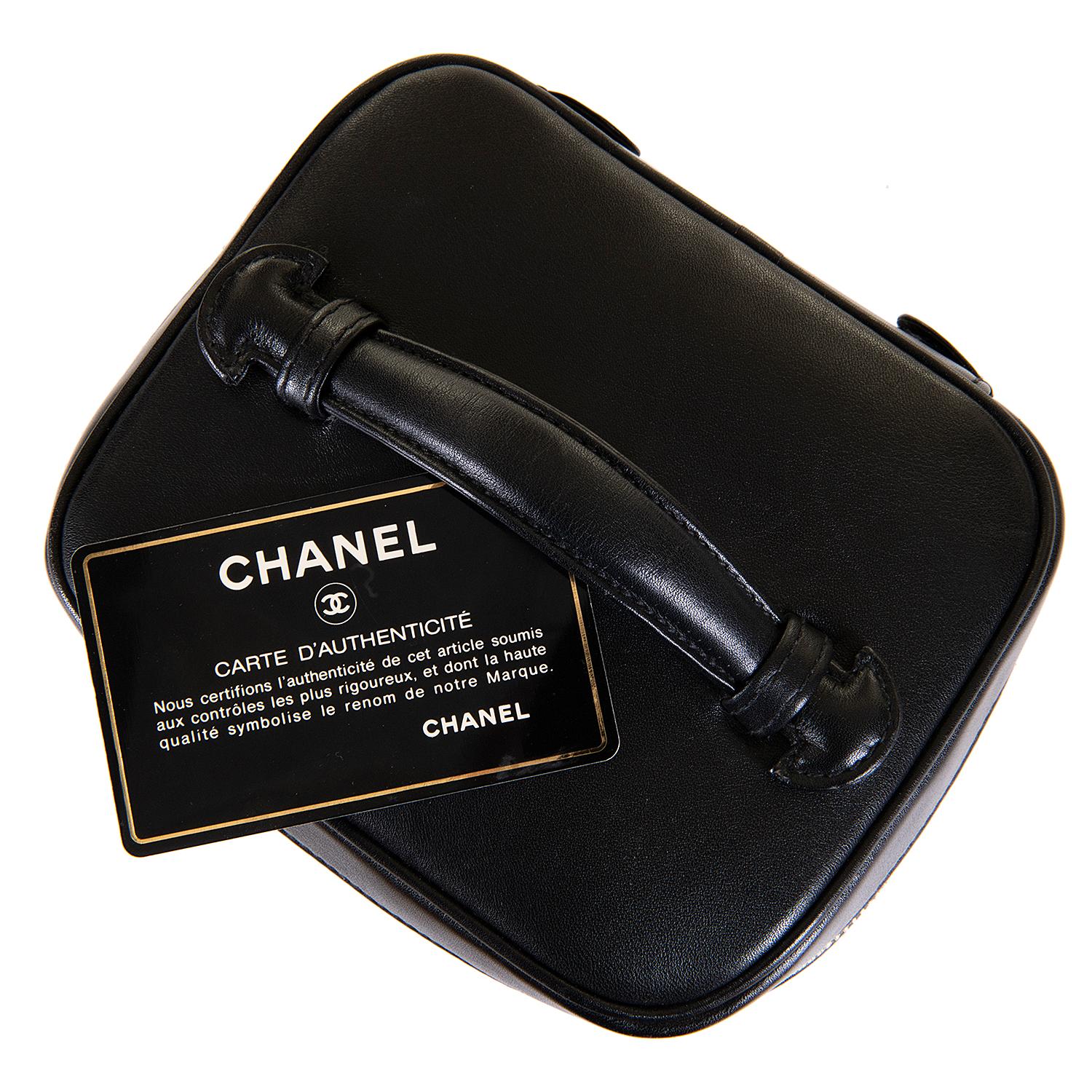 Pristine Vintage Chanel Black Quilted Lambskin Vanity Case Damen im Angebot
