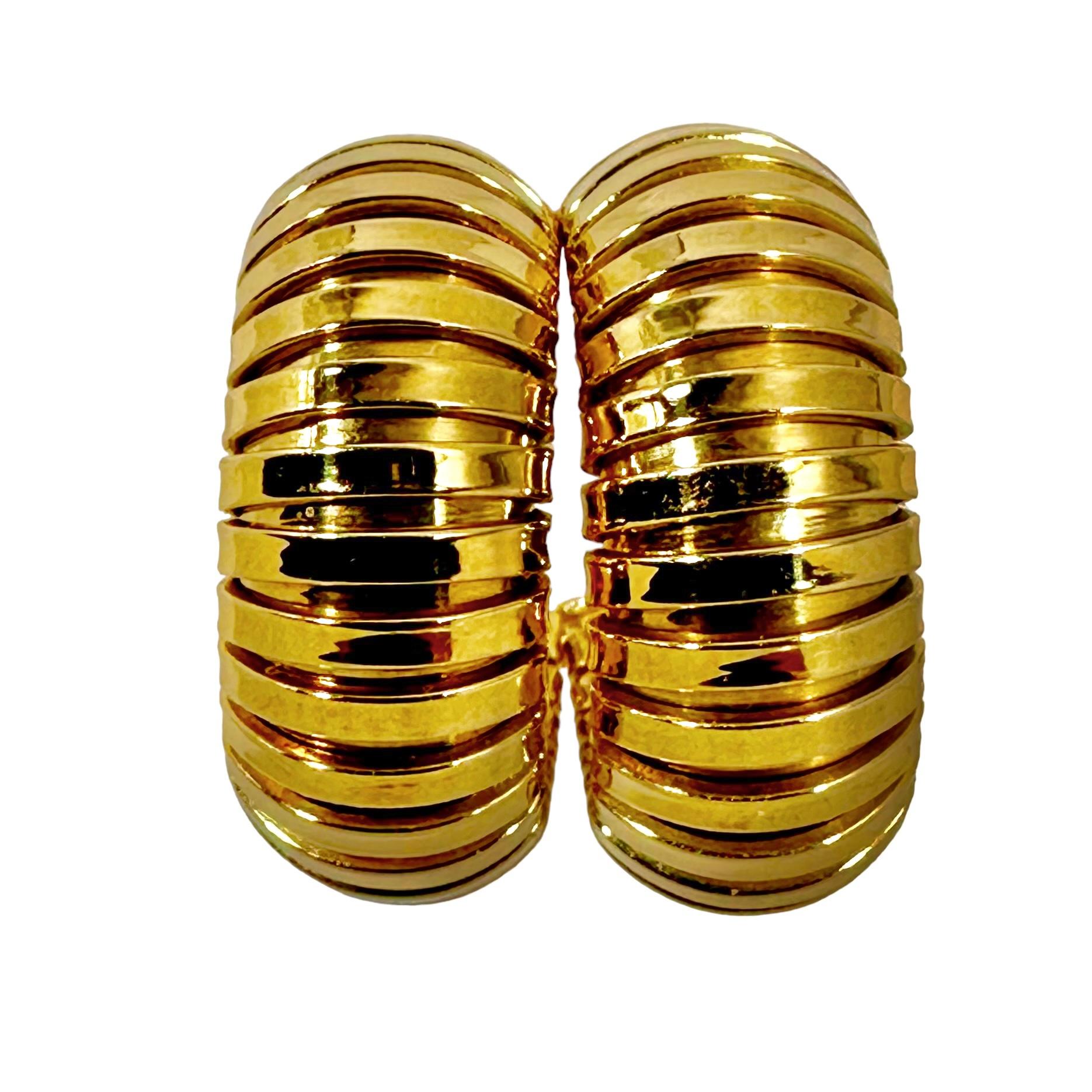This like new pair of 18k yellow gold, Italian Tubogas hoop earrings, made by Herco, are very high gauge and quality. With a diameter of 7/8 inch and a width of 3/8 inch, they are not overwhelming, nor are they diminutive. A great pair of stylish