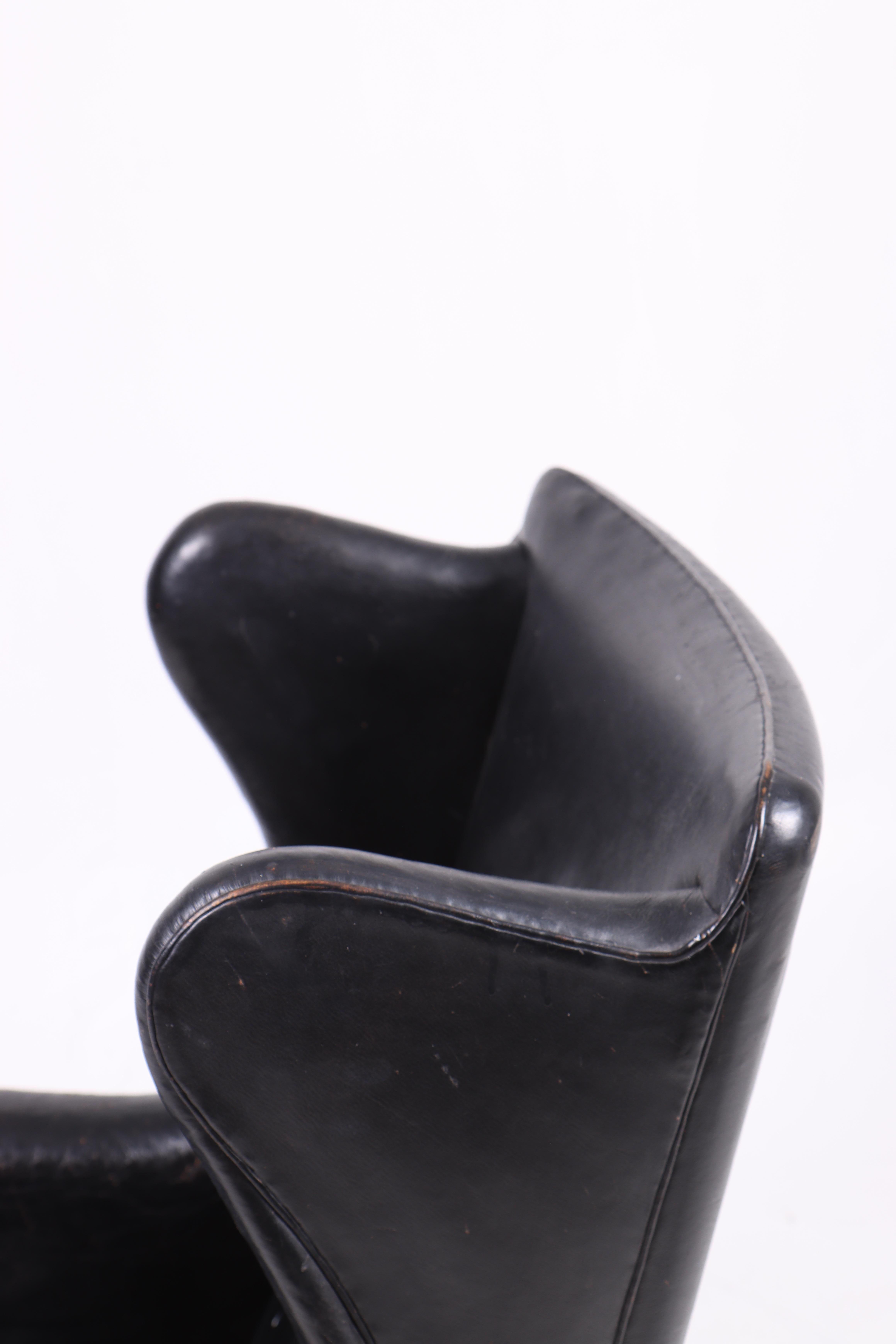 Mid-20th Century Pristine Wingback Chair in Patinated Leather by Kaare Klint, 1940s For Sale