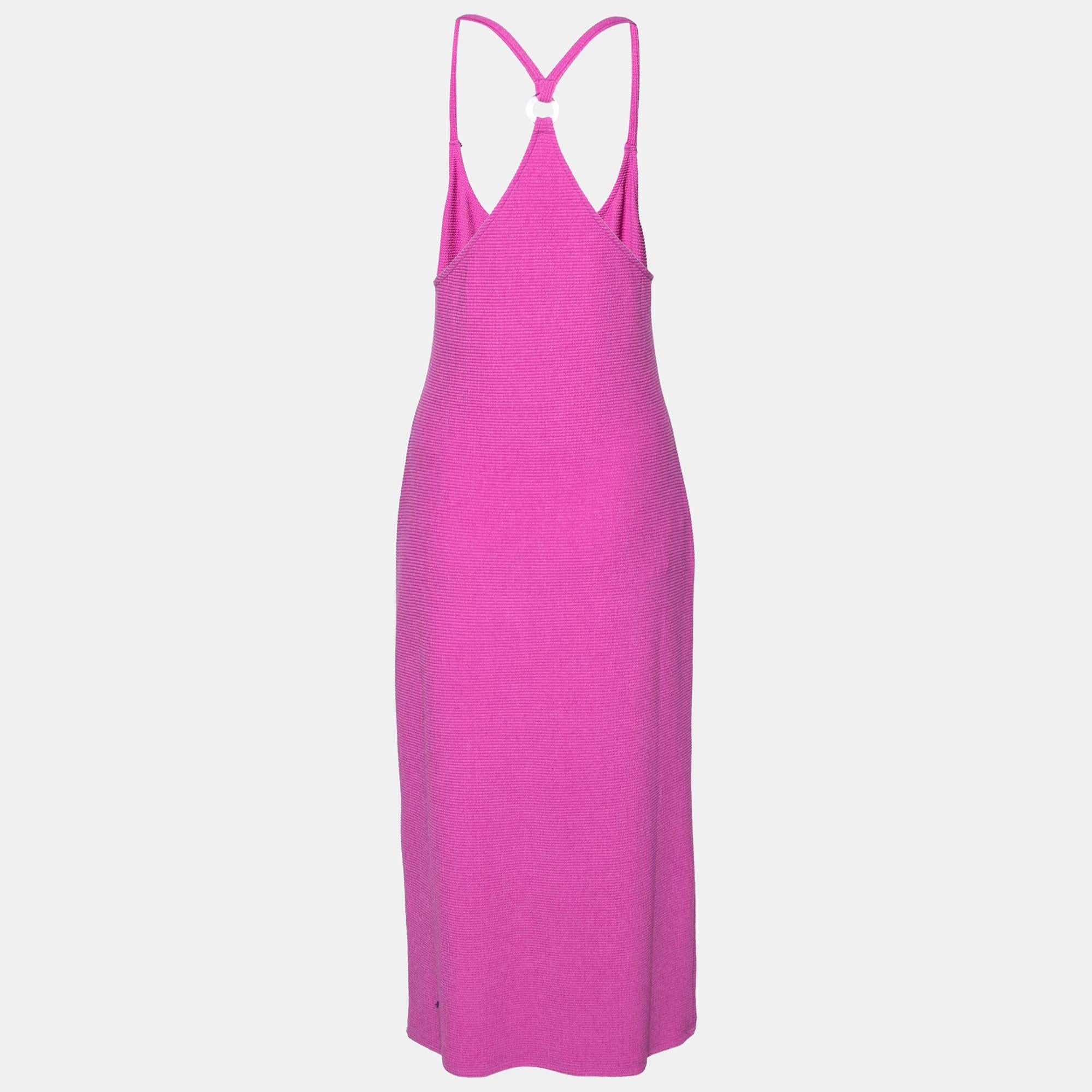 Questo bellissimo abito è firmato Privacy Please e sfoggia un'incantevole tonalità di viola, perfetta per le uscite diurne. Realizzato con materiali pregiati, ha una silhouette elegante ed è caratterizzato da uno stile racerback.