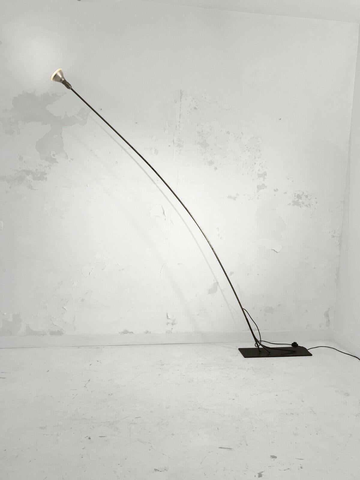 Eine spektakuläre und ikonische Stehlampe aus Stahl; modern, Bauhaus, konstruktivistisch, Form-Libre; genannt 