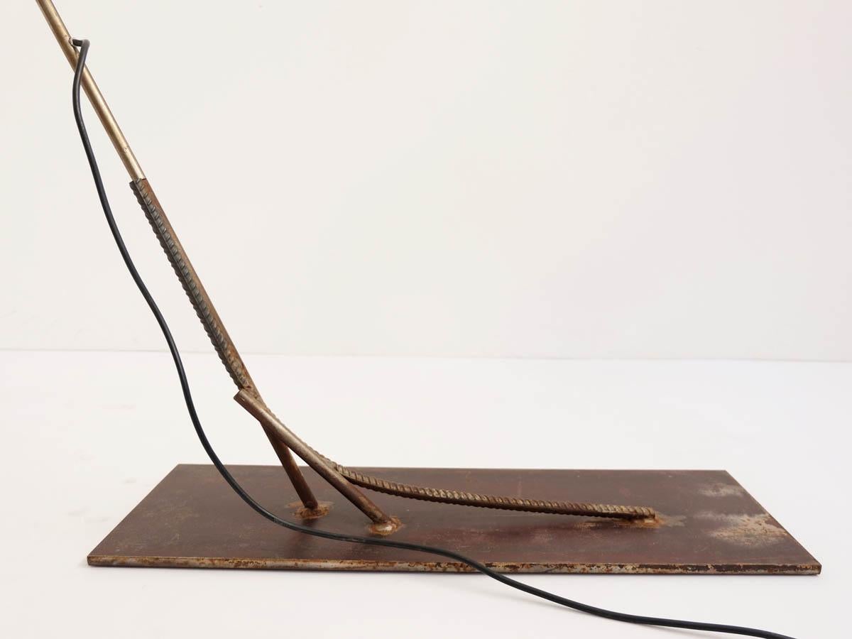 La Franz West Privat Lampe des Künstlers I è una lampada da terra funzionale progettata dall'artista austriaco Franz West nel 1989 per la collezione Meta Memphis, caratterizzata da una forma scultorea, creata da barre di ferro saldate e una base in