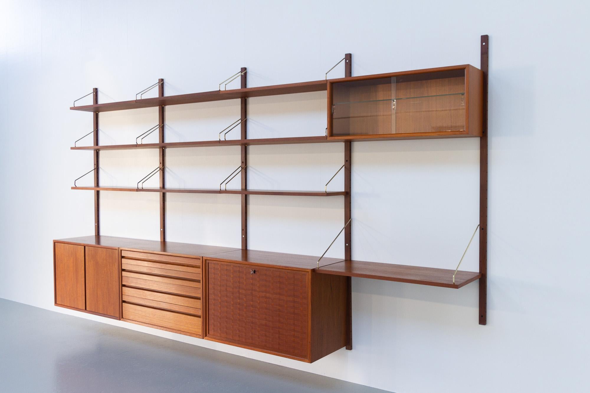 Vintage Danish teak wall unit by Poul Cadovius for Cado, 1960s.

Mid-Century Modern 4 bay shelving system model Royal. This is a original vintage floating bookcase designed in 1948 by Danish architect Poul Cadovius. 
Cadovius had the revolutionary