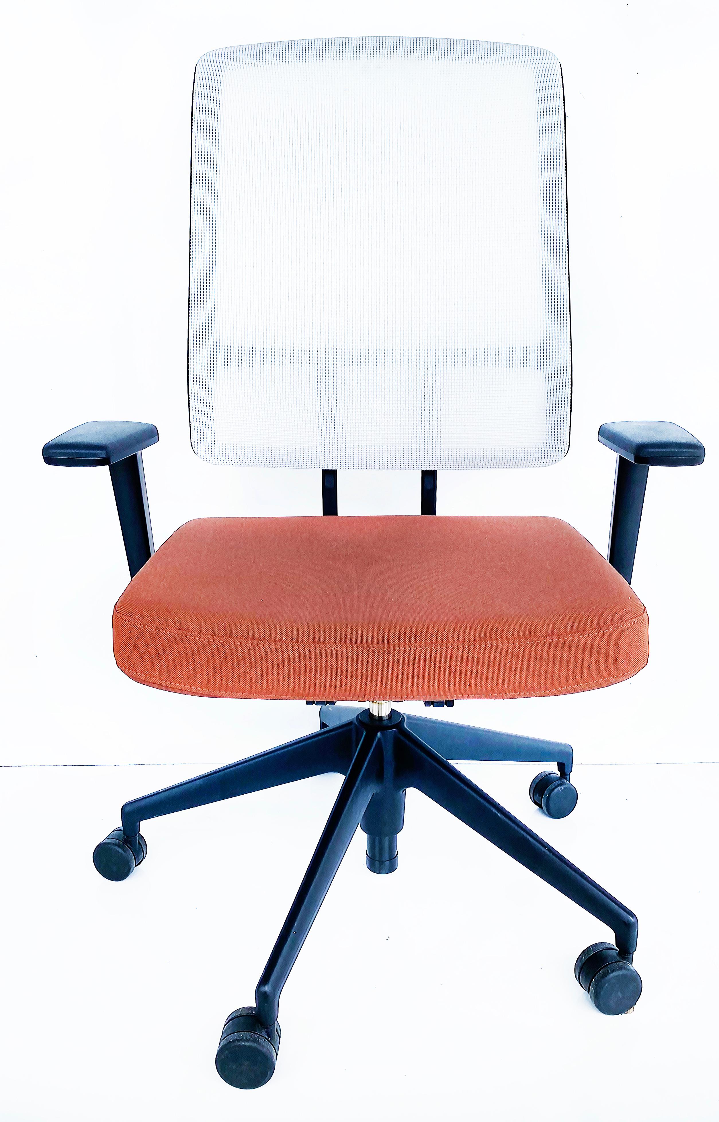 

Chaises de bureau ergonomiques entièrement réglables Vitra AM d'Alberto Meda 2021

Six chaises de bureau ergonomiques Vitra AM, entièrement réglables, conçues par Alberto Meda et fabriquées par Vitra en Allemagne, sont proposées à la vente à