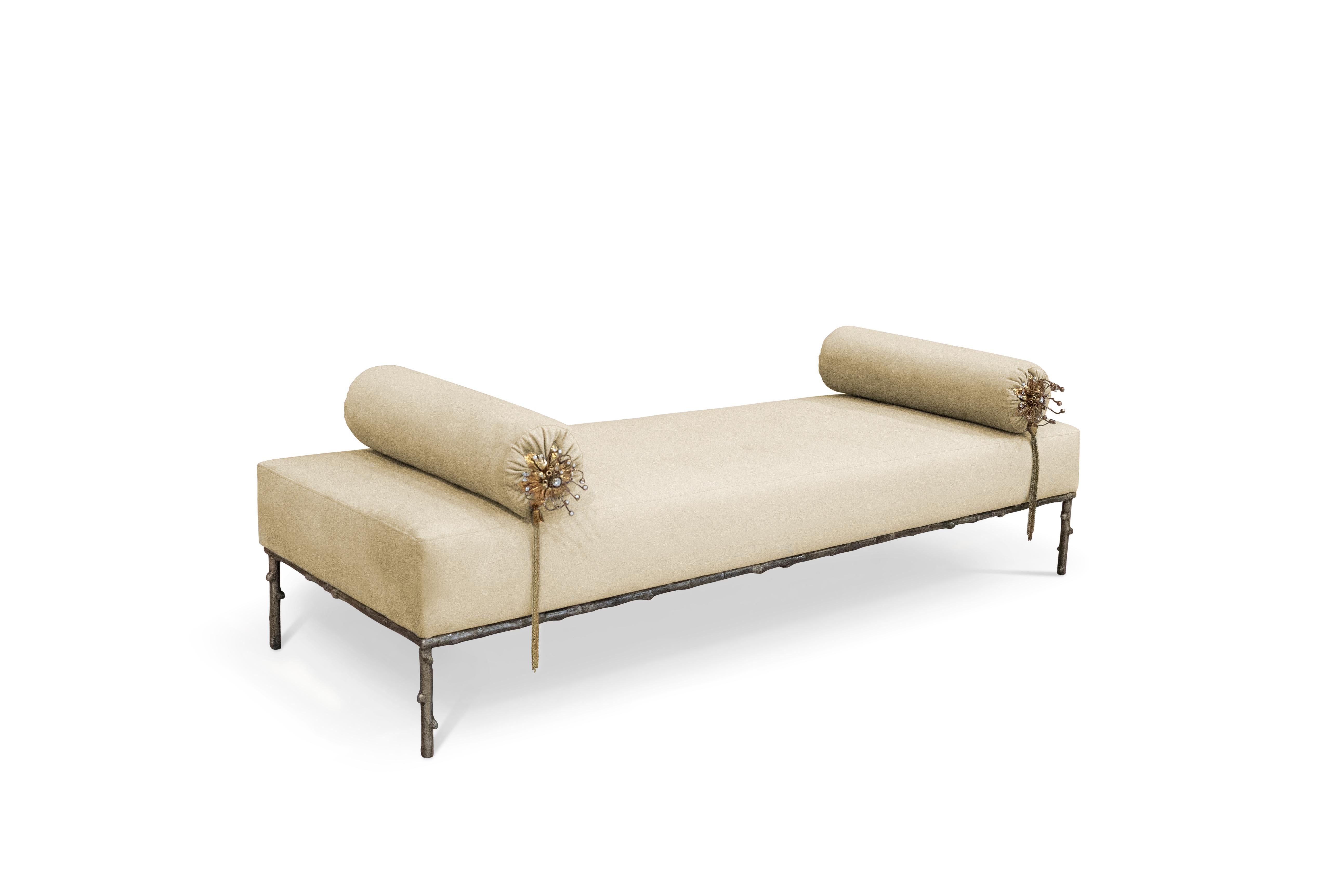 Le banc Privê, qui n'est pas exactement un flirt, mais certainement pas une friandise, garantit un drame sensuel. Des détails exquis inspirés des foras ornent cette pièce séduisante. Une base délicate en forme de branche, de superbes Bolsters ornés