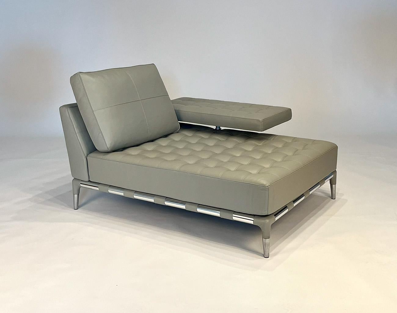 Prive Liege von Philippe Stack für Cassina
2007 / 2017
Stahlstangenrahmen mit kaltgeformtem Schaumstoff, Polyesterpolsterung, Polyurethanschaum in verschiedenen Dichten, Gänsefedern. Gepolstert mit grauem Leder.
Verstellbare Armhöhe.