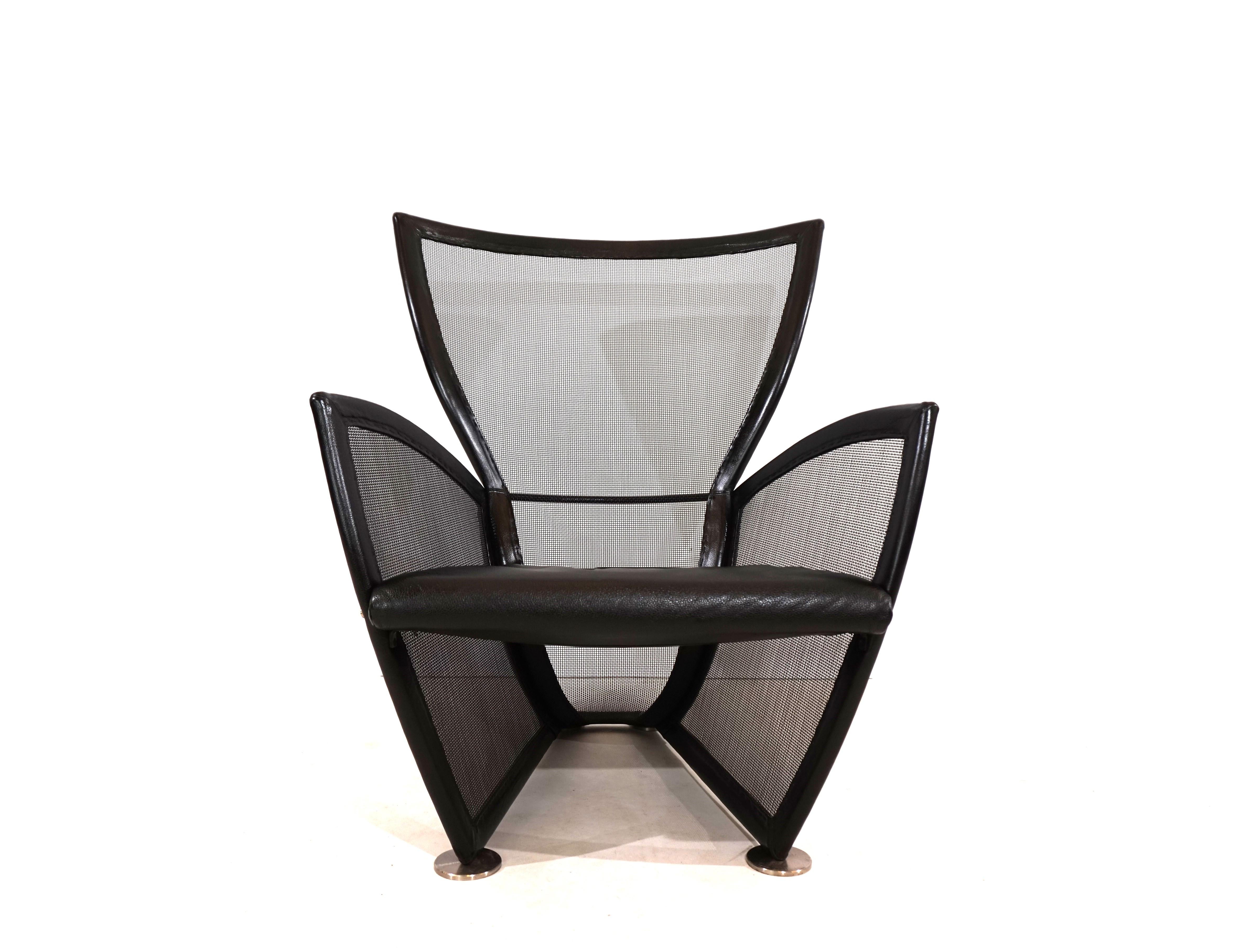 This Prive armchair with a metal mesh covered in black plastic and a metal frame with black leather edging is in excellent condition. The armchair looks almost as good as new, with minimal signs of wear. The generous seat is made of black leather.