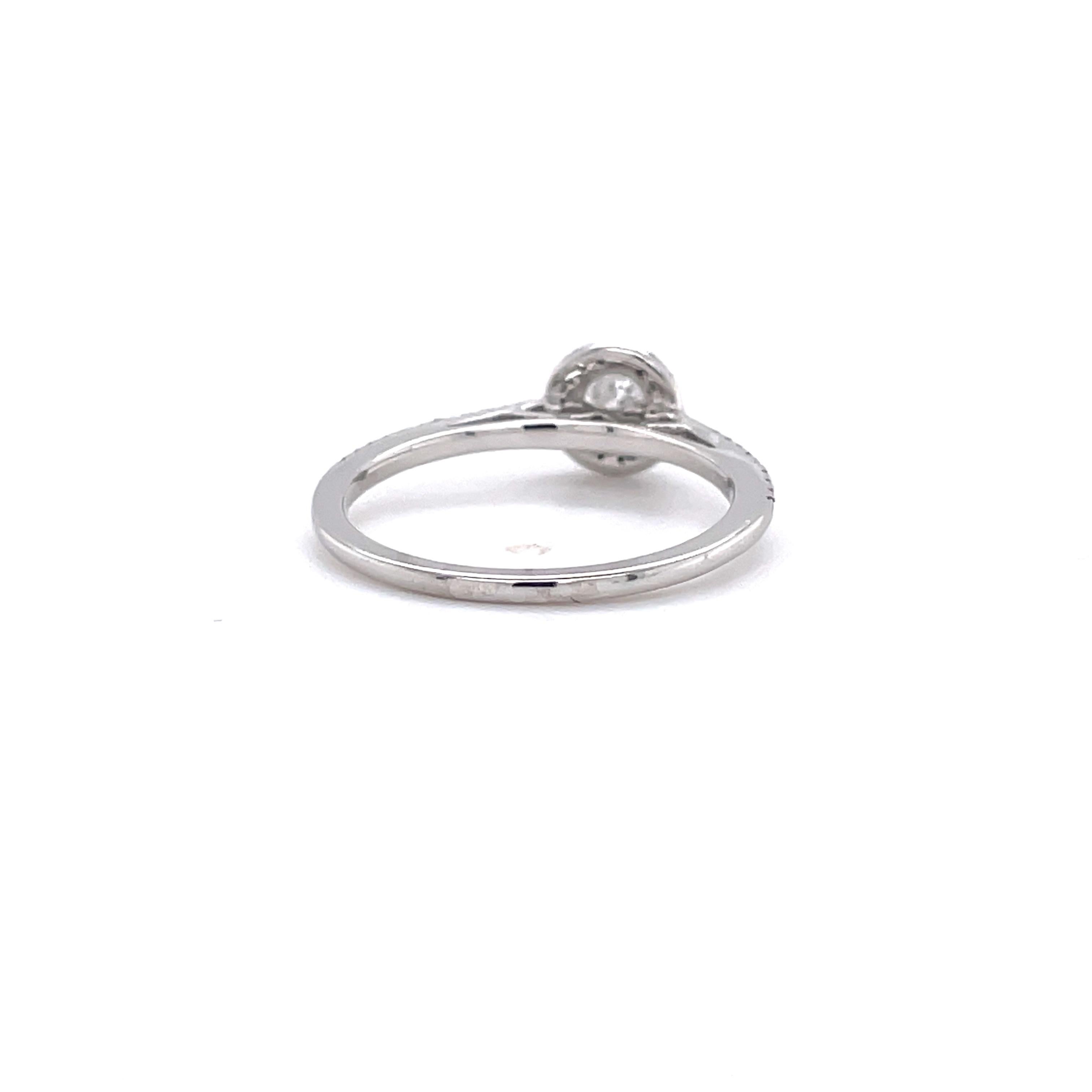 Dieser atemberaubende und elegante Diamantring hat einen wunderschönen runden Brillanten von 0,34 ct (Farbe F-G, Reinheit I1) in der Mitte und 40 weitere Diamanten von 0,21 cttw (Farbe H-I, Reinheit I1) an den Seiten. Der Ring ist aus luxuriösem