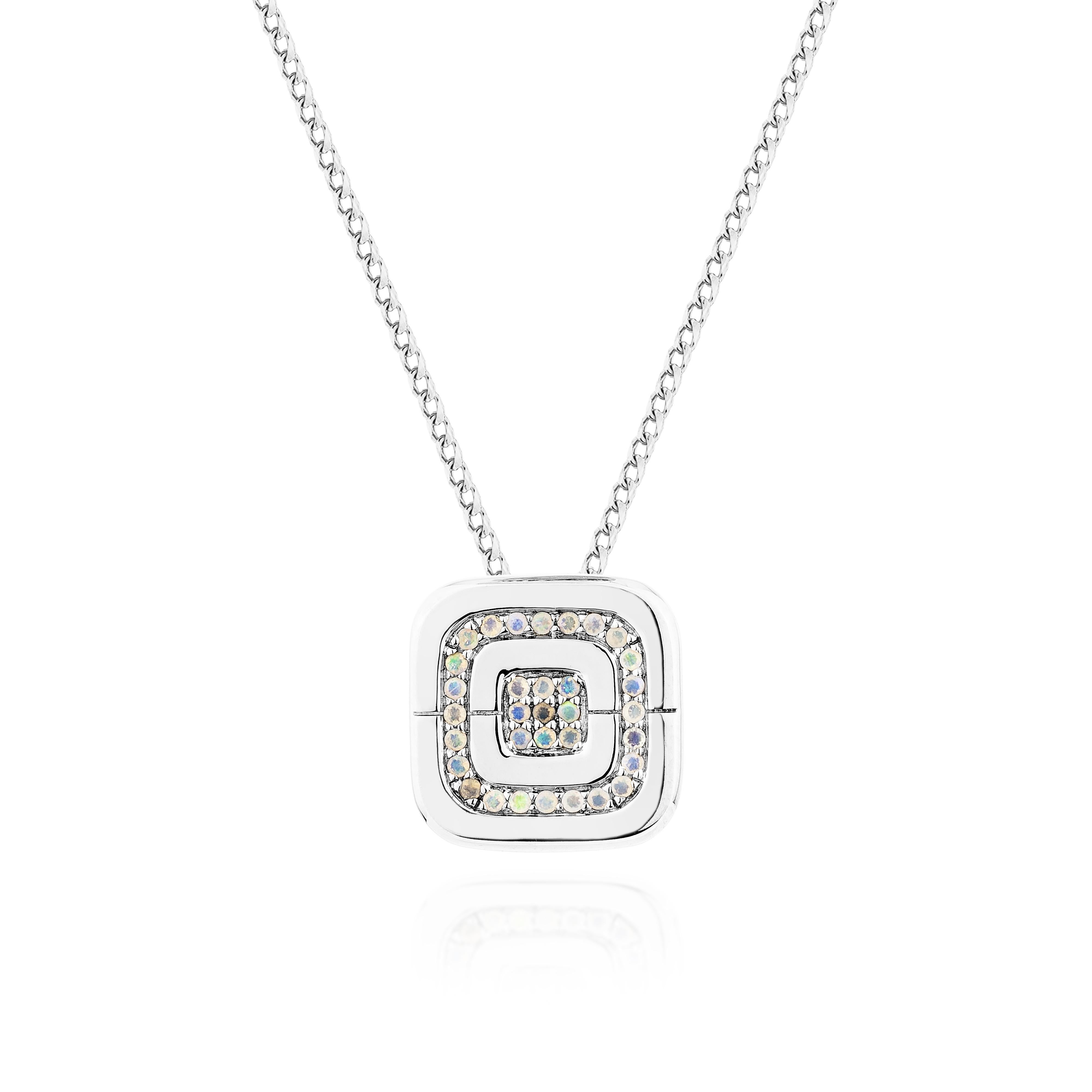Questo ciondolo Opal Classic in platino mette in mostra un'ipnotica opale che irradia uno spettro di sfumature iridescenti. Incastonato in un design senza tempo, il platino esalta la naturale brillantezza dell'opale, creando un pezzo di sobria