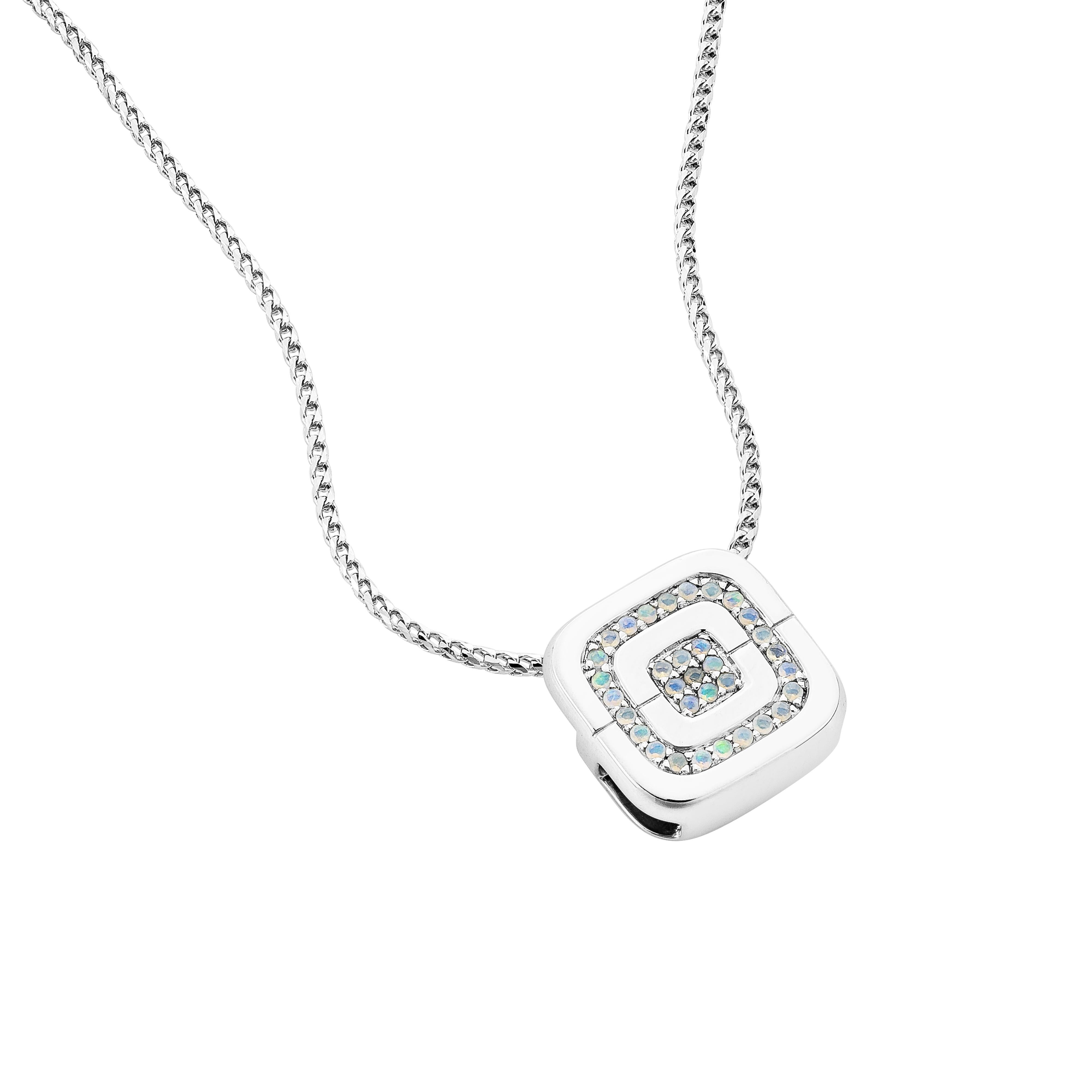 Ciondolo classico in platino Priyashi Nahata Opal 0,12ct. In condizioni Nuovo in vendita a Hong Kong, HK