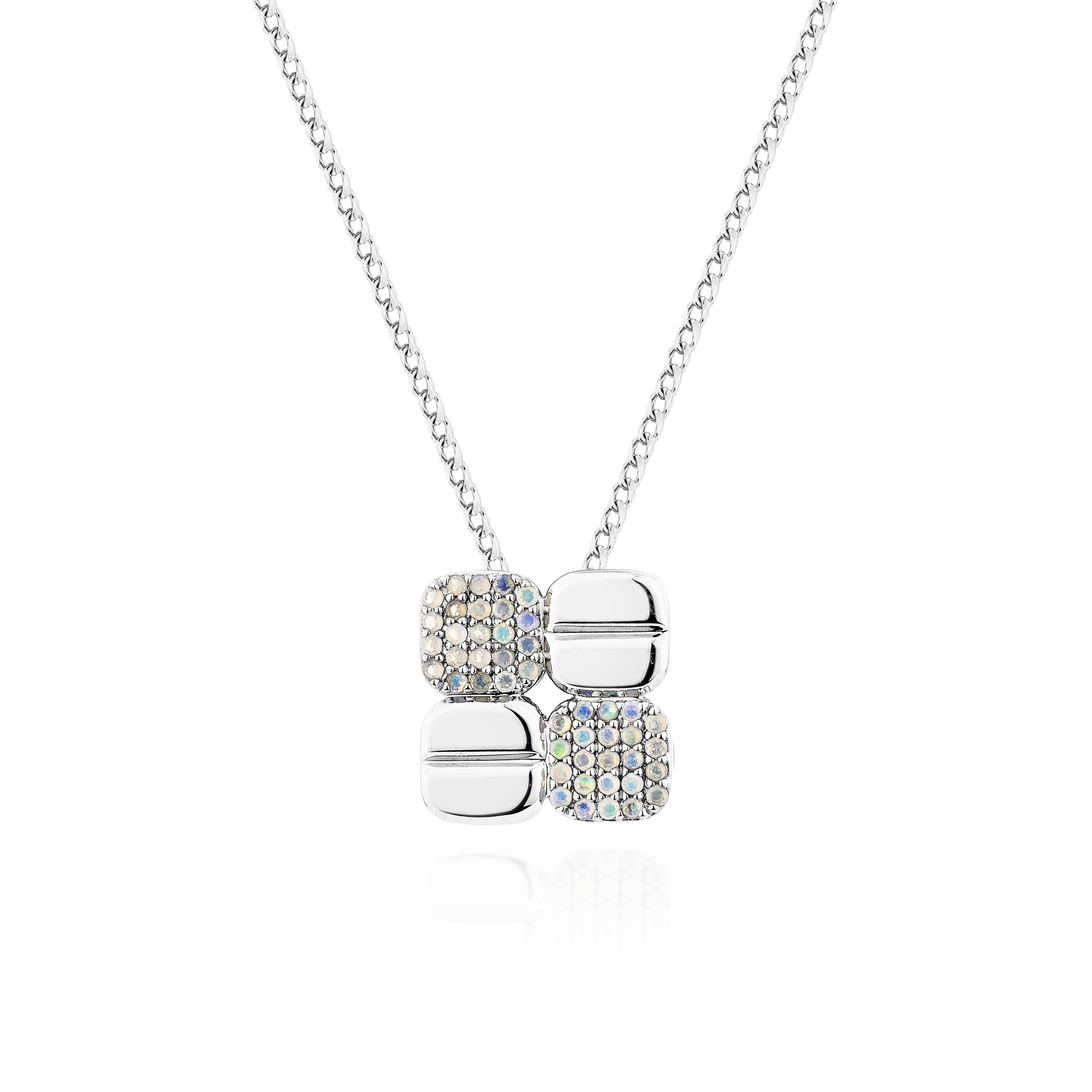 Questo ciondolo Opal Classic in platino mette in mostra un'ipnotica opale che irradia uno spettro di sfumature iridescenti. Incastonato in un design senza tempo, il platino esalta la naturale brillantezza dell'opale, creando un pezzo di sobria