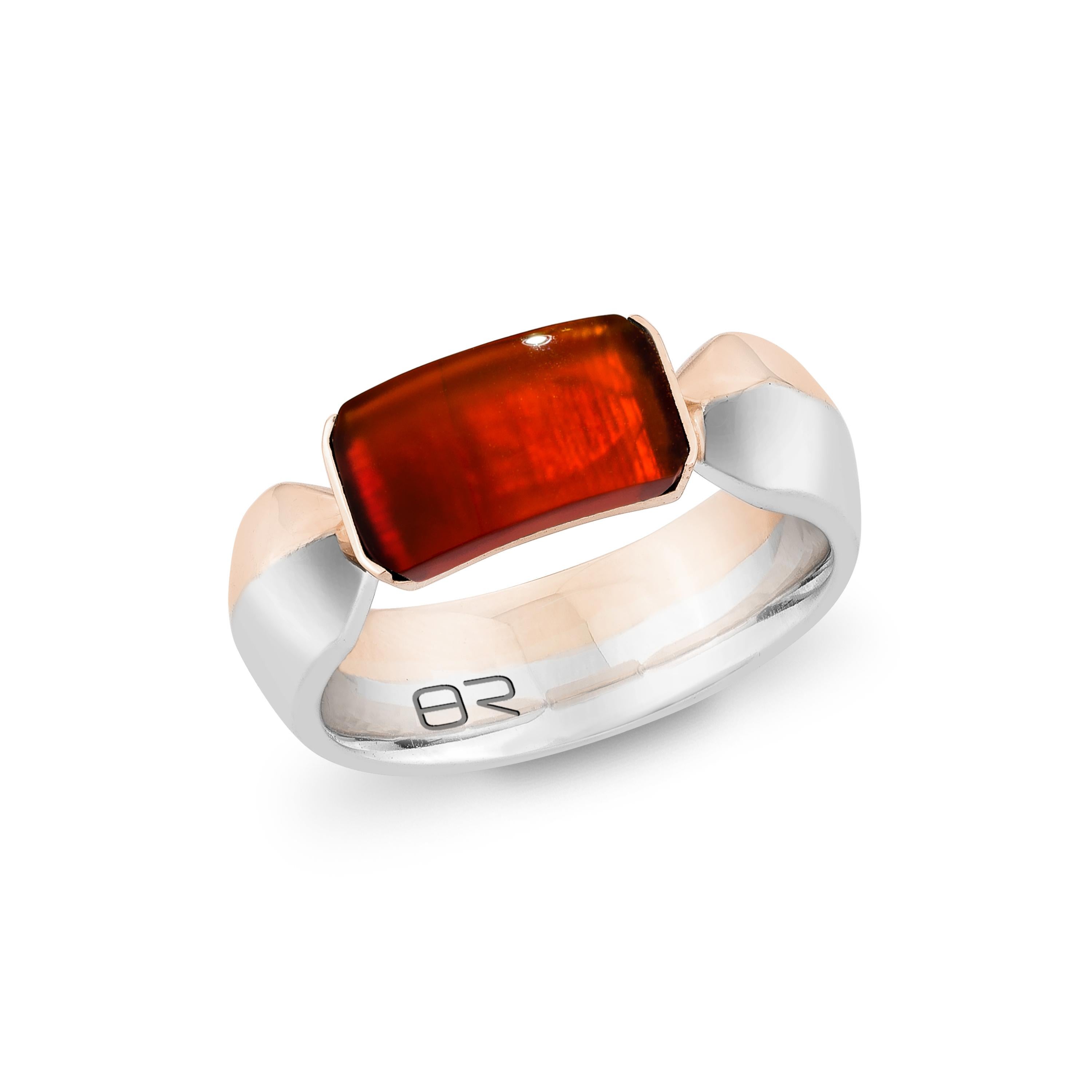 Ein auffälliger roter Karneolstein, gefasst in 18 Karat Weiß- und Roségold: Dieser ausgefallene Ring kombiniert leuchtende Farben mit anspruchsvoller Handwerkskunst zu einem wahrhaft gewagten Statement.

Fancy Ring aus rotem Karneol in 18 Karat
