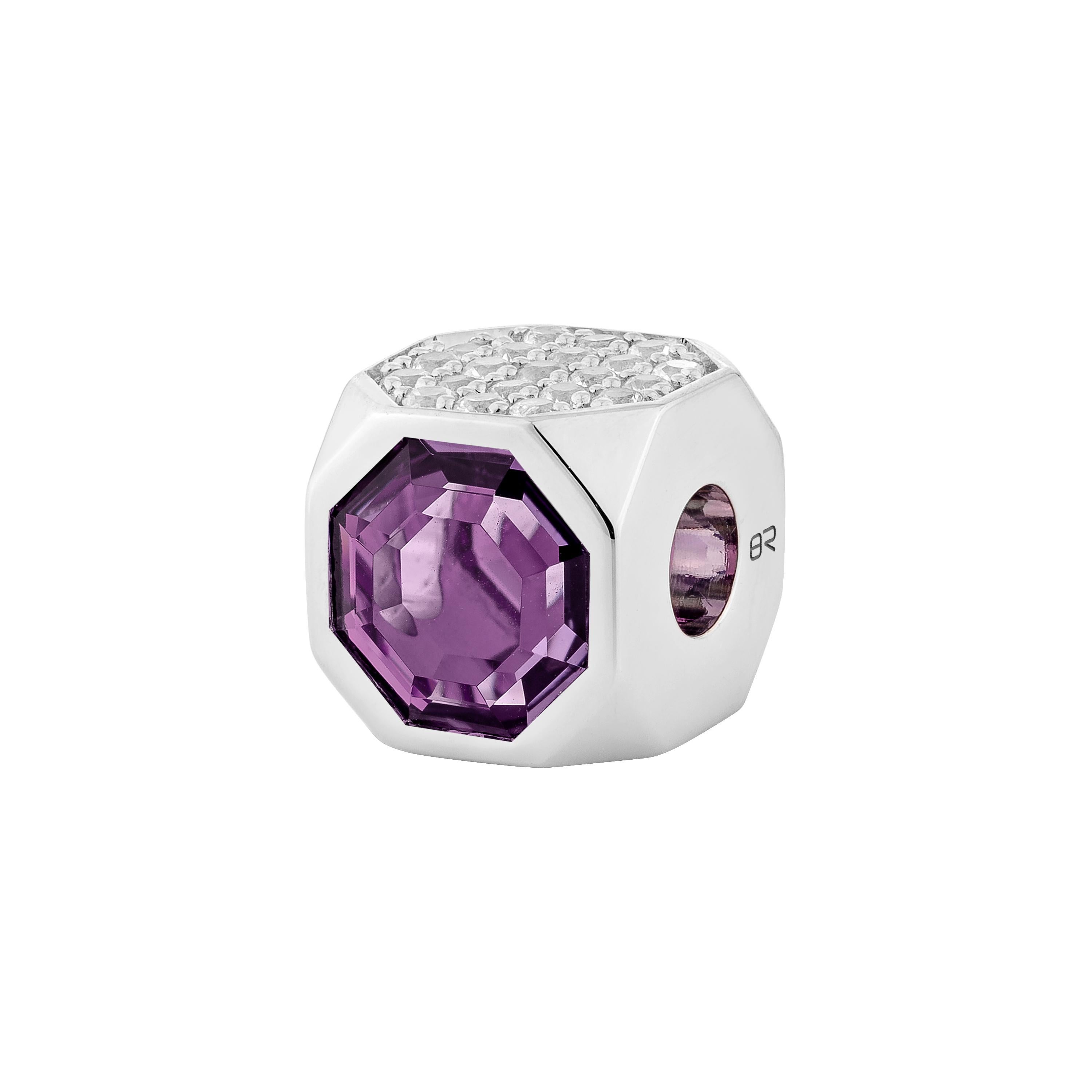 La ricca ametista e la profonda rodolite sono splendidamente abbinate a uno zaffiro scintillante, incastonati in oro bianco 18 carati. Questo ciondolo cattura una miscela armoniosa di colore ed eleganza, perfetta per aggiungere un tocco di lusso a