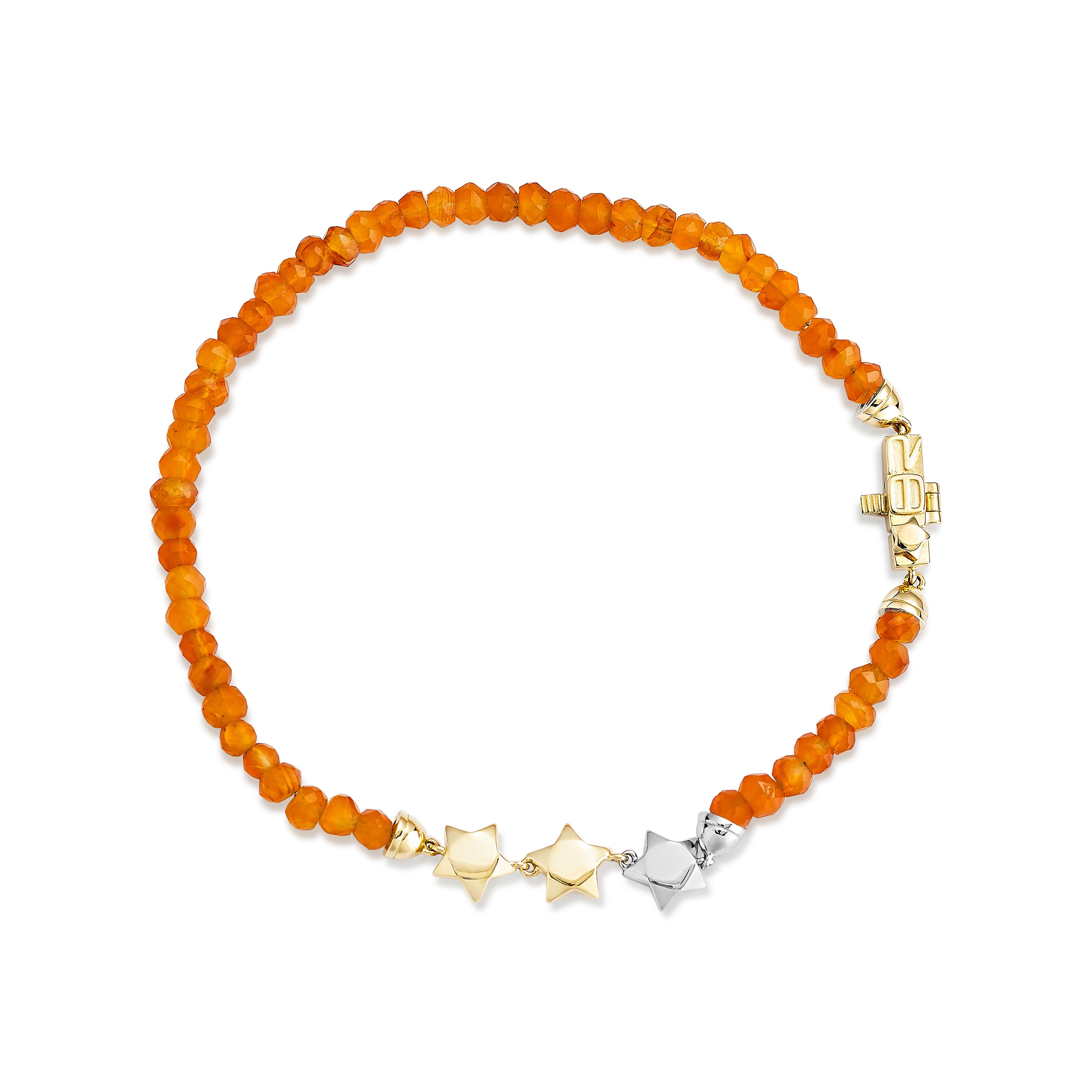 Questo bracciale di corniole in oro giallo 18 carati, che emana calore e fascino, è caratterizzato da gemme ricche e ardenti che emanano un'eleganza senza tempo. Un accessorio perfetto per un look audace e sofisticato.

Bracciale di corniola in oro