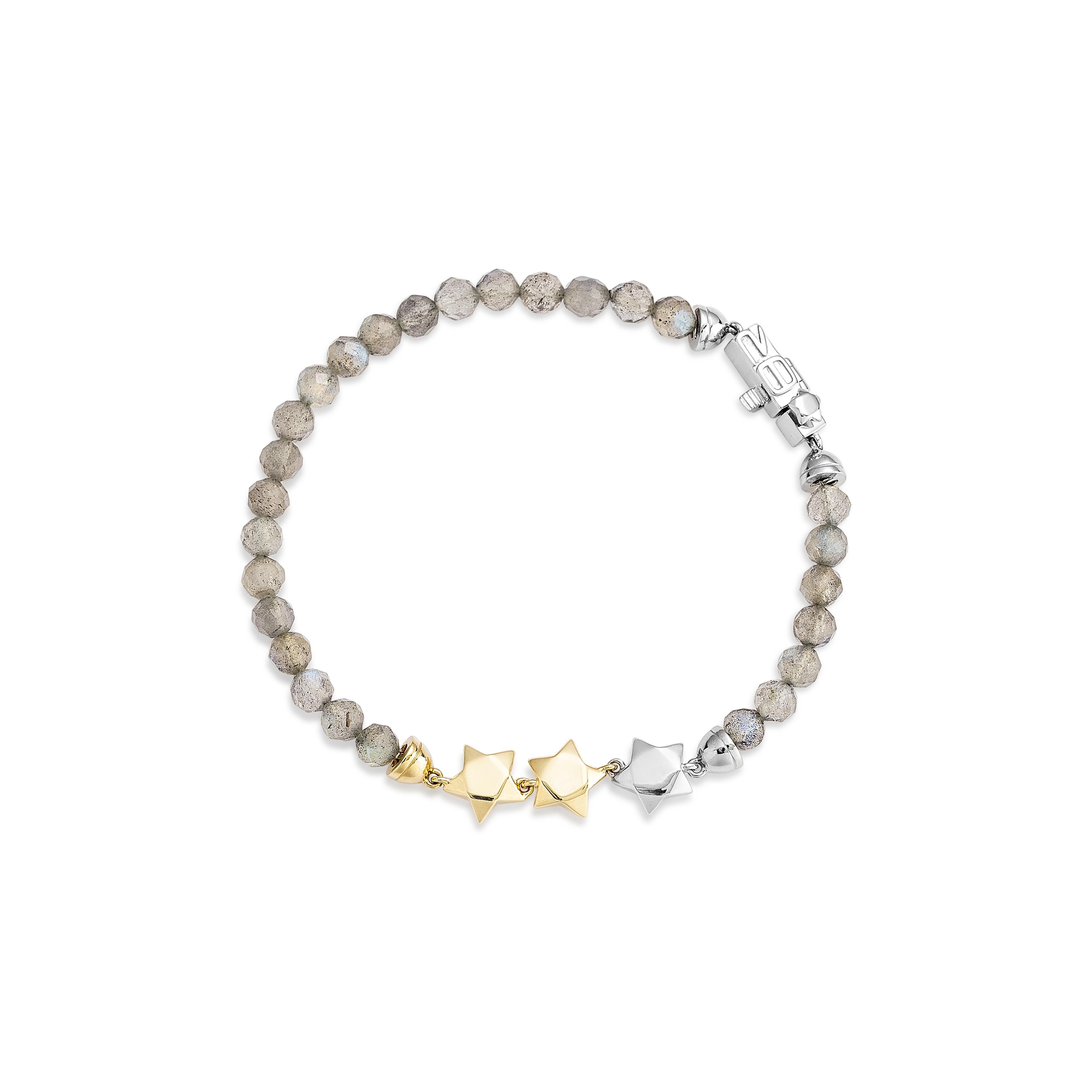 Mistico e seducente, questo bracciale di labradorite in oro bianco 18 carati mette in mostra i giochi di colore iridescenti della gemma, aggiungendo un tocco di eleganza eterea a qualsiasi look.

Bracciale di Labradorite in oro bianco 18