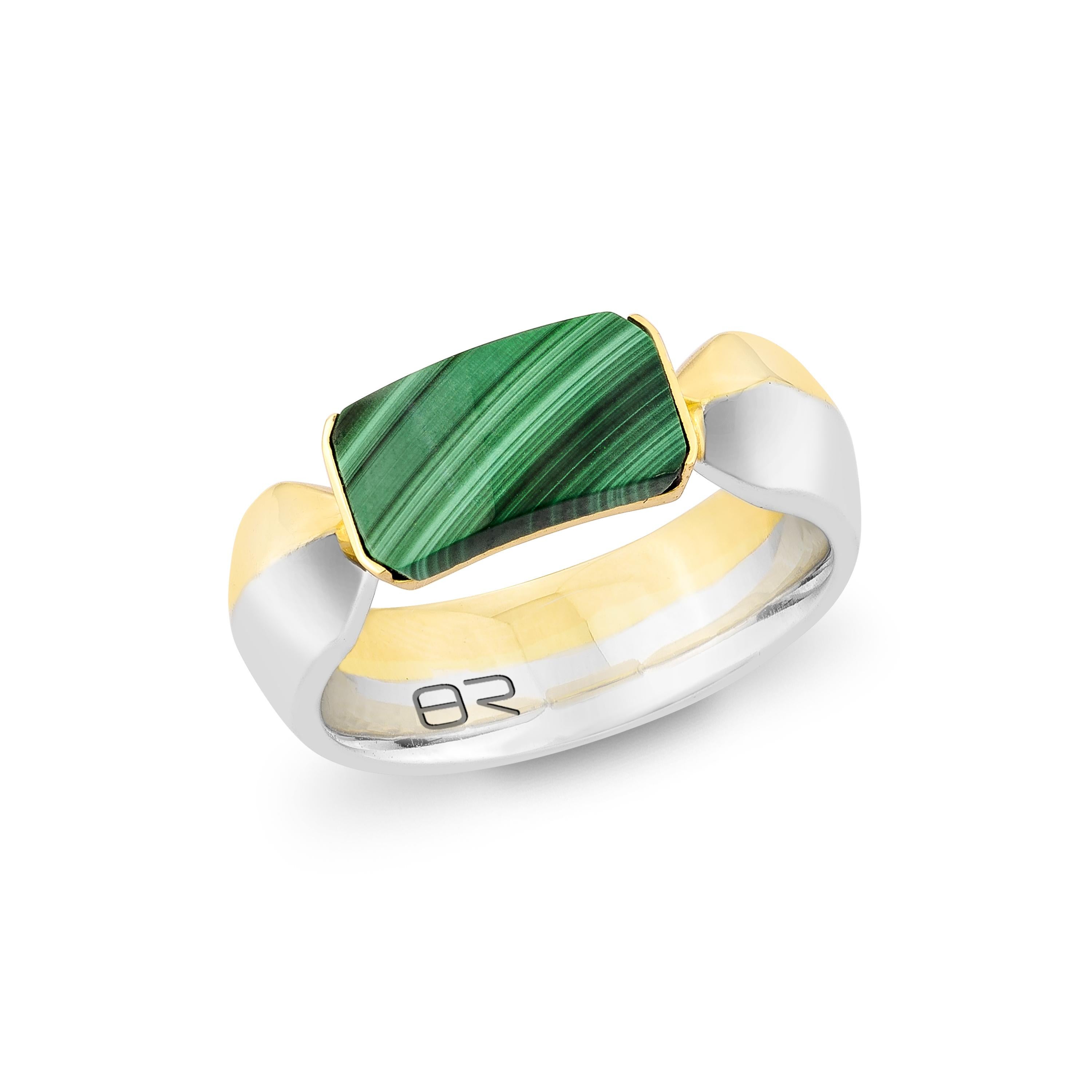 Dieser elegante Ring aus 18-karätigem Weiß- und Gelbgold zeigt die satten, grünen Farbtöne des Malachits. Ein modernes und doch zeitloses Stück, das jedem Outfit einen Hauch von Luxus verleiht.

Malachit Fancy Ring in 18K Weißgelbgold.

Malachit: