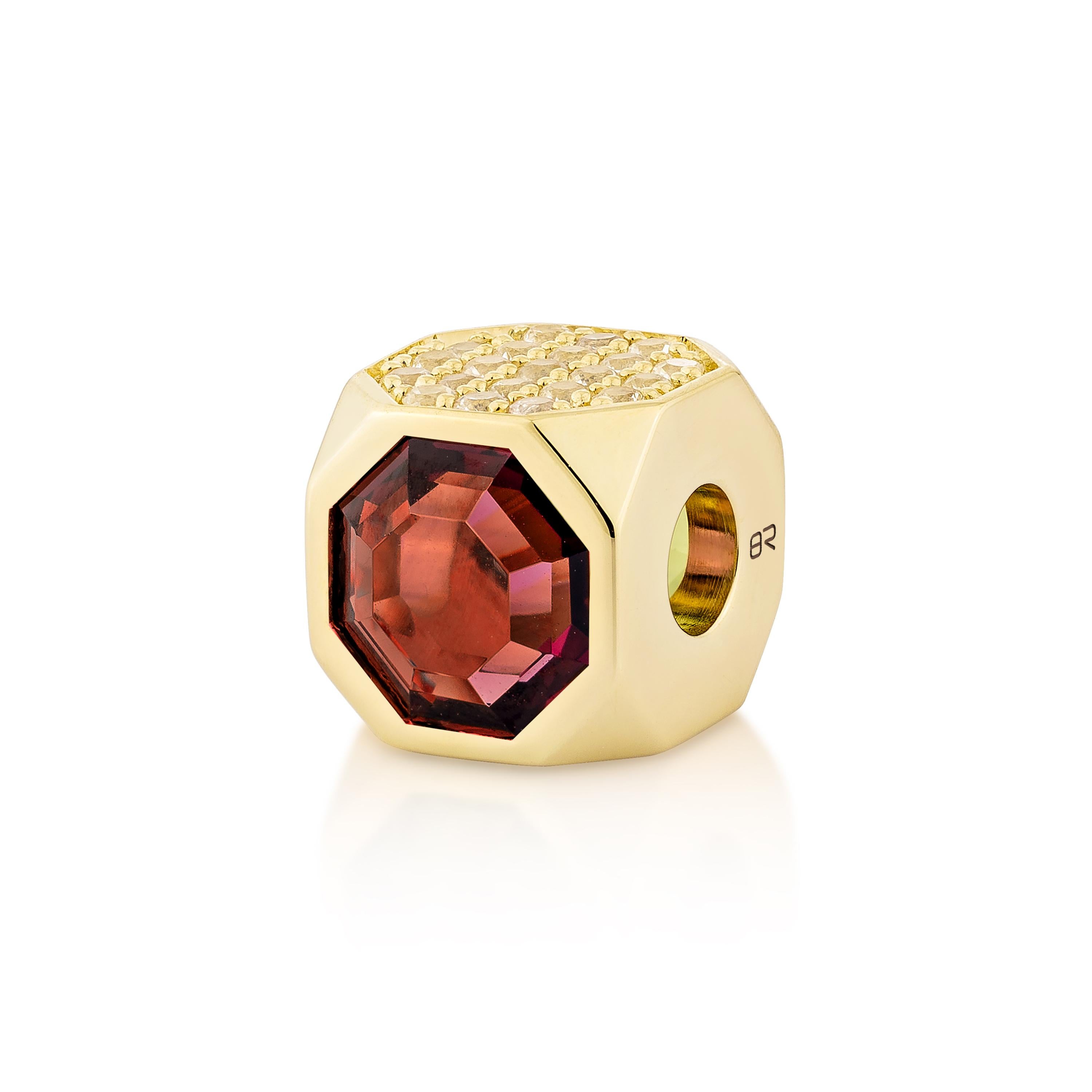 Priyashi Nahata Rhodolith & Peridot 2,05 ct. Anhänger mit Saphir in 18KYG. (Zeitgenössisch) im Angebot