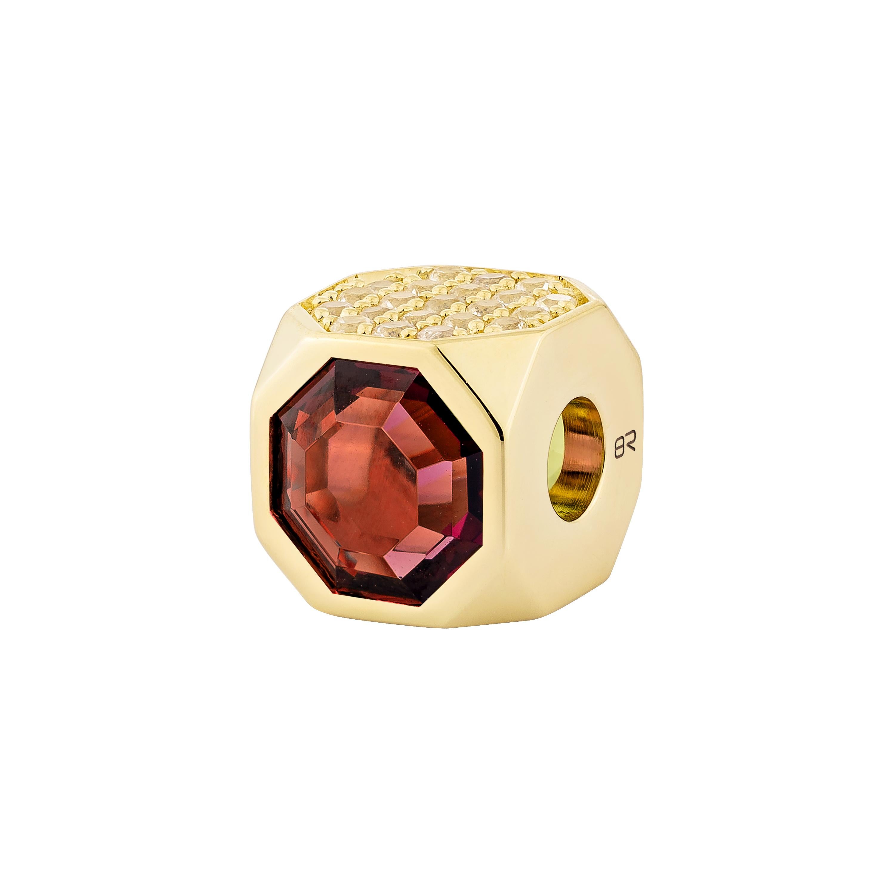 Priyashi Nahata Rhodolith & Peridot 2,05 ct. Anhänger mit Saphir in 18KYG. (Achteckschliff) im Angebot