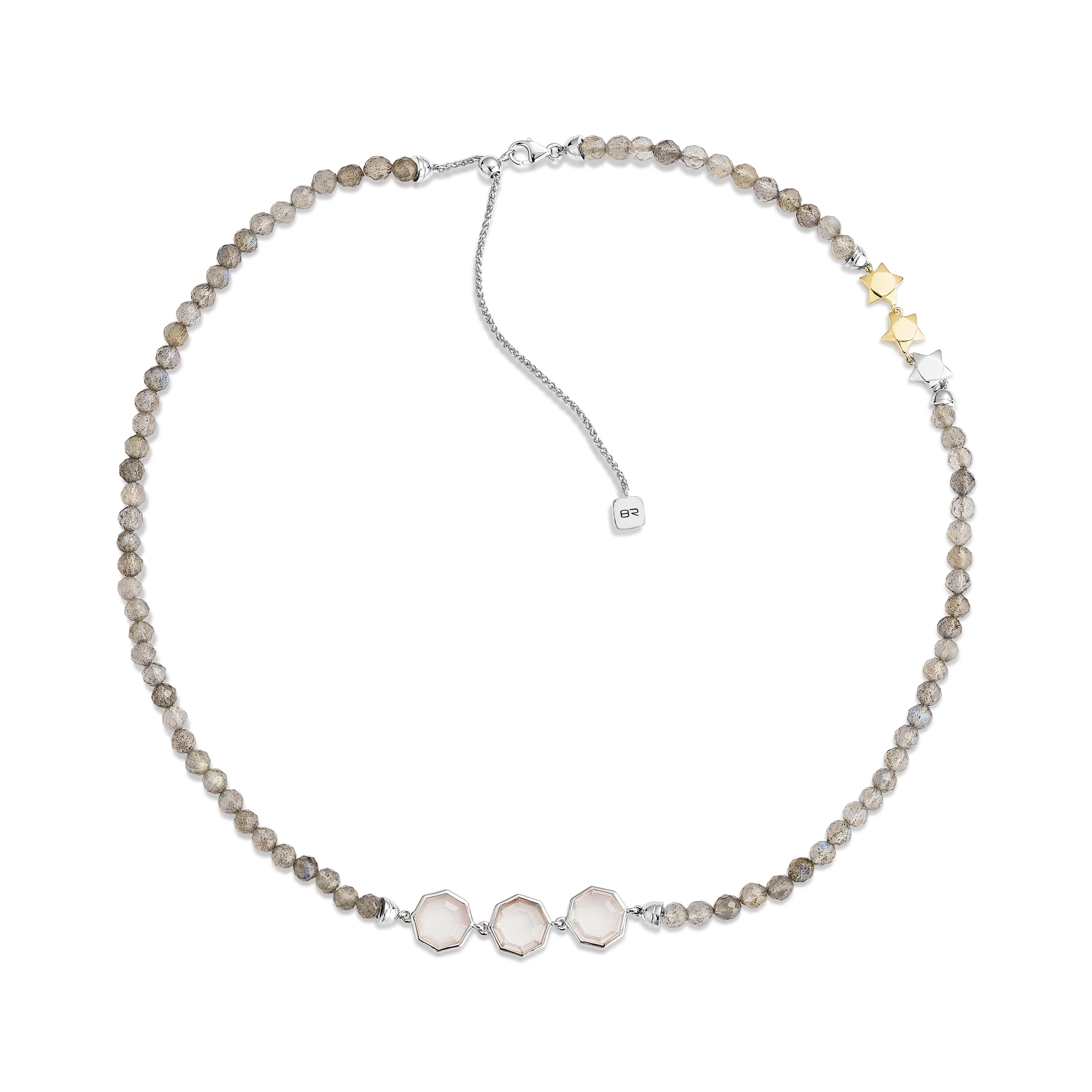 La collana di quarzo rosa e labradorite in oro bianco 18 carati è una combinazione da sogno di morbida femminilità e fascino mistico. Il delicato rossore del quarzo rosa è perfettamente completato dai bagliori iridescenti della labradorite, creando