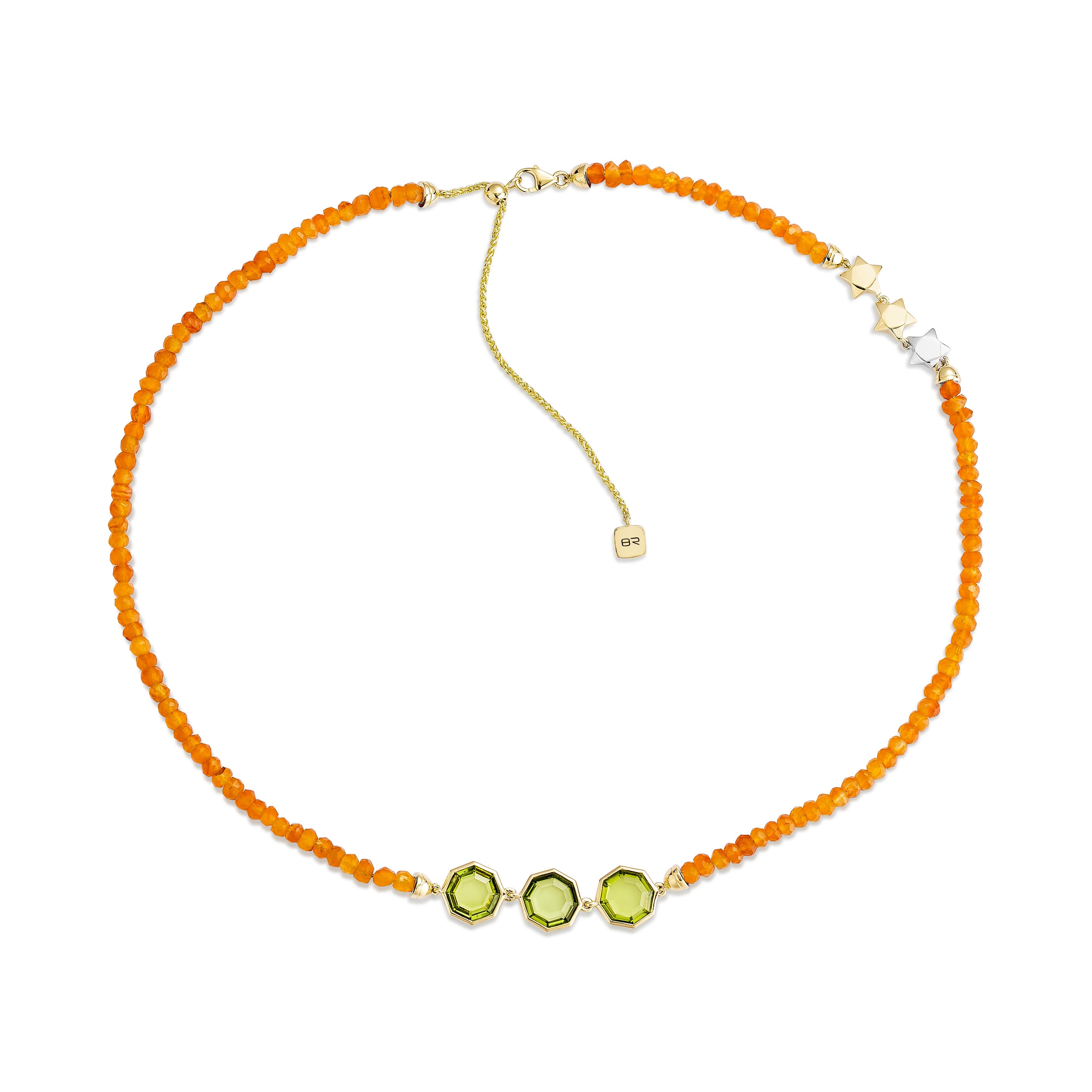 Le collier péridot et cornaline en or jaune 18 carats est un mélange harmonieux d'élégance terrienne et de charme ardent. La pierre précieuse péridot occupe le devant de la scène, ses teintes vertes fraîches étant parfaitement complétées par les