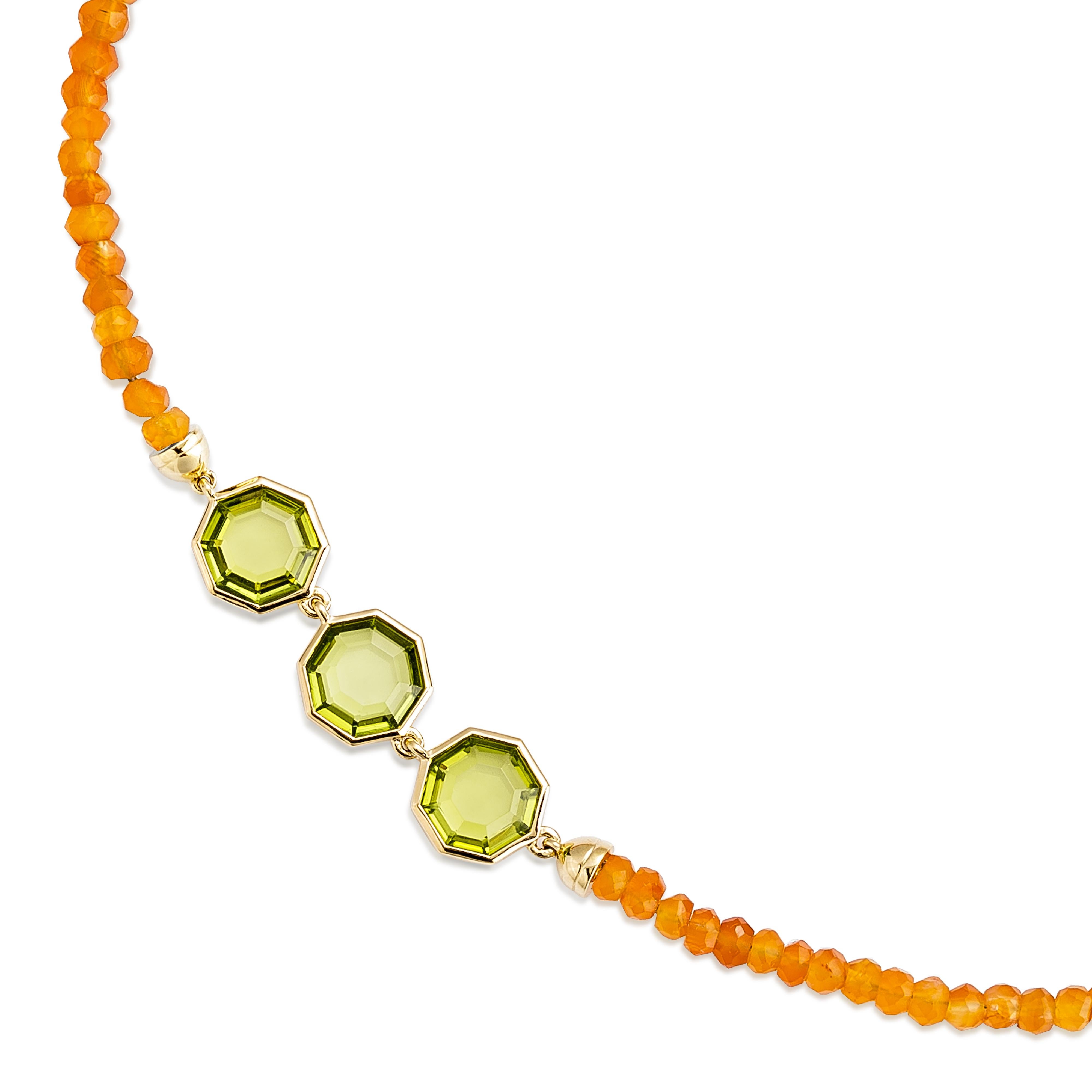 Taille octogone Priyashi Nahata Péridot et Cornaline 5.52ct. Collier en or jaune 18 carats. en vente