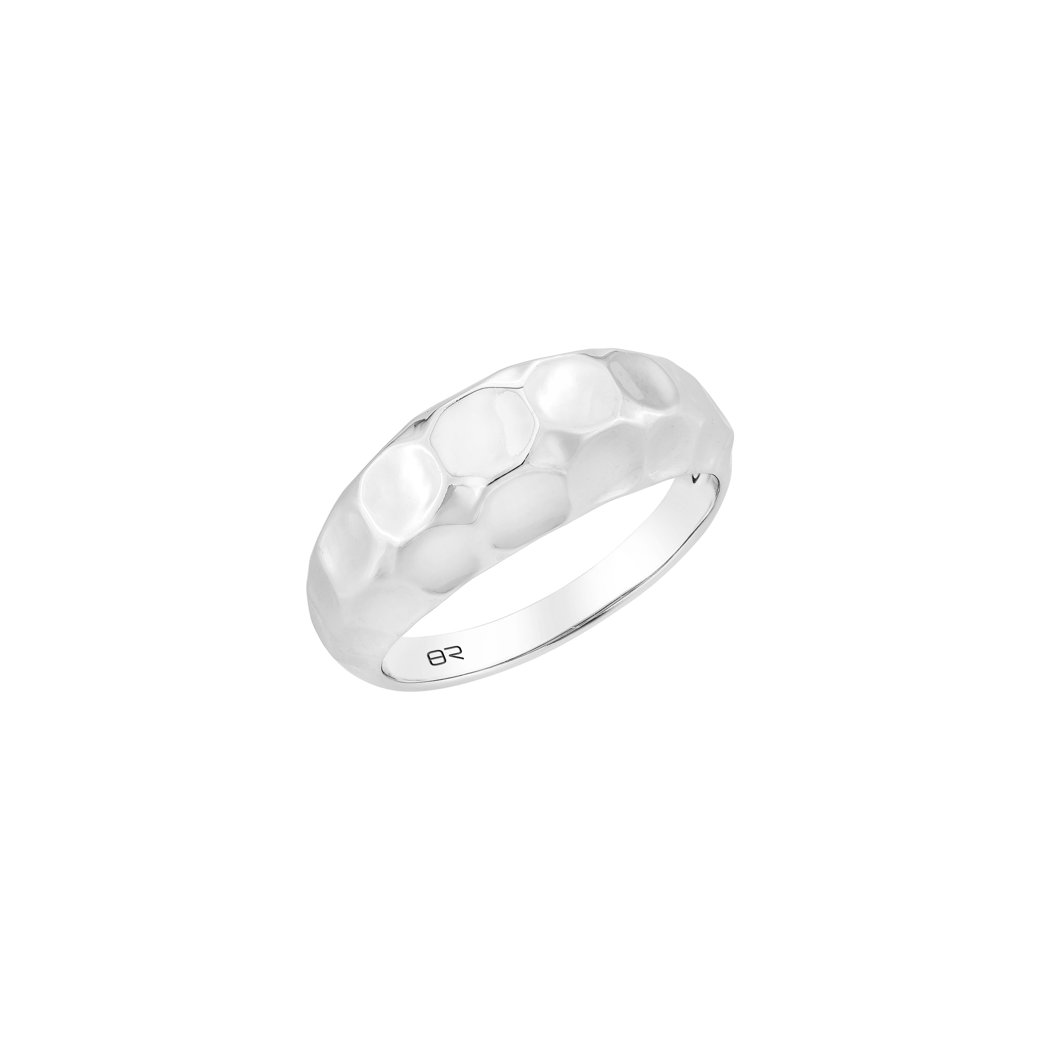 Élégante et moderne, cette bague fantaisie en métal uni est réalisée en or blanc 18 carats avec une texture magnifiquement martelée qui capte la lumière sous tous les angles. Une pièce d'affirmation raffinée, parfaite pour une tenue quotidienne ou