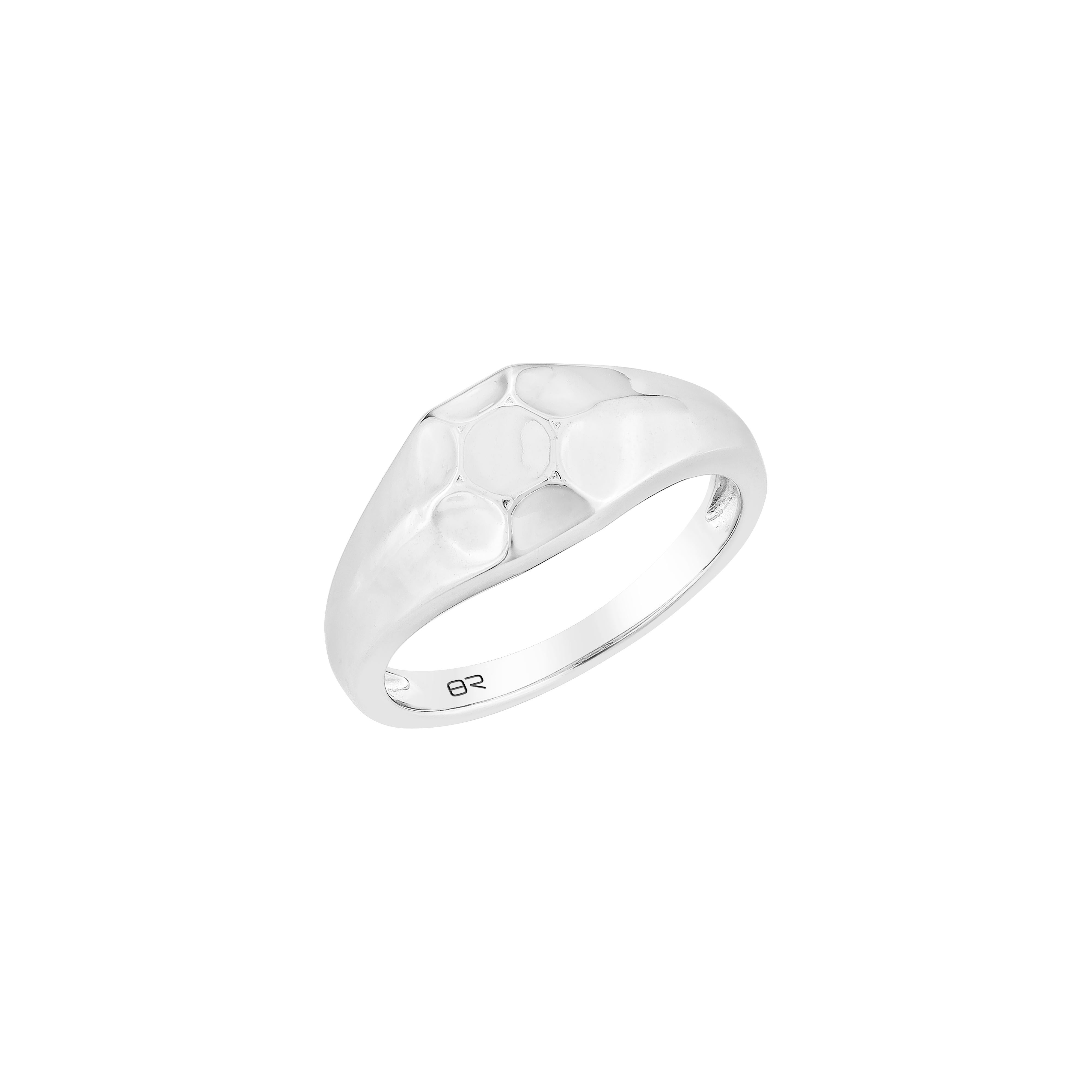 Une bague élégante et moderne en or blanc 18 carats présentant une texture subtile de dôme martelé qui ajoute de la dimension et de la brillance. Une pièce minimaliste chic, parfaite pour être portée tous les jours ou empilée.

Bague fantaisie en