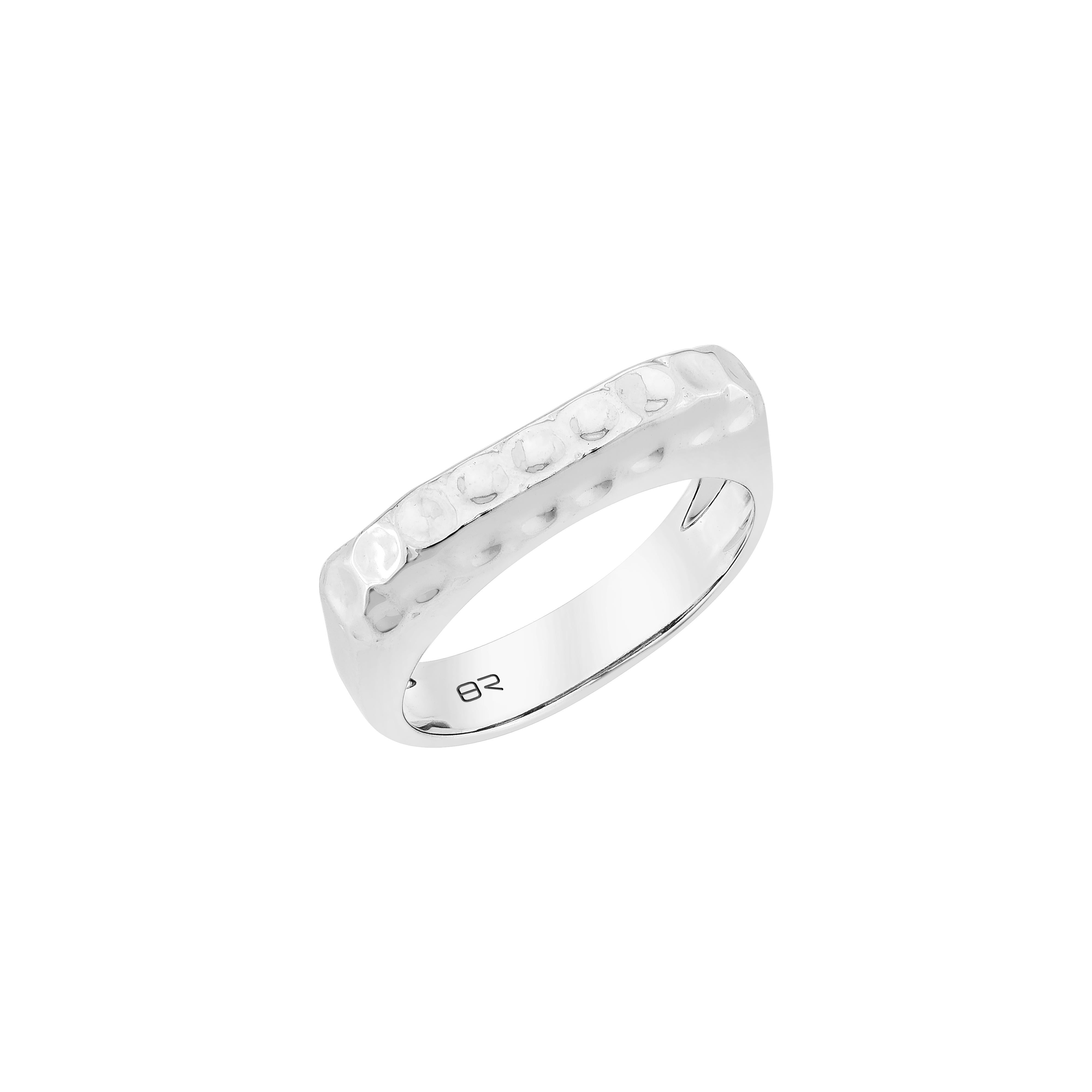Une bague contemporaine en or blanc 18 carats présentant une silhouette carrée unique avec une texture martelée pour plus de profondeur et de brillance. Une pièce minimaliste et élégante, parfaite pour être portée tous les jours ou empilée.

Bague