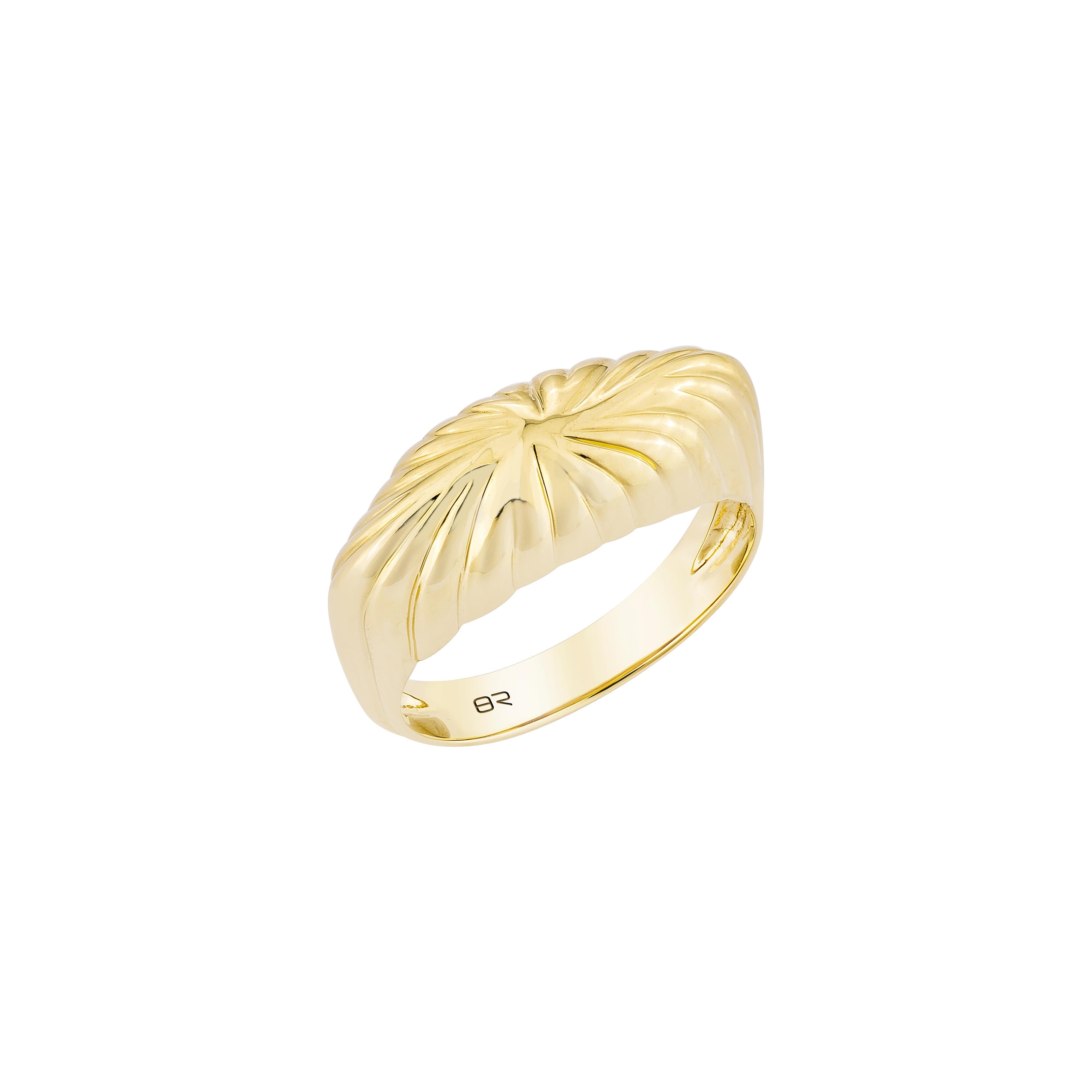 Une bague dôme cannelée magnifiquement sculptée en luxueux or jaune 18 carats. Ses courbes douces et polies et sa texture raffinée créent une déclaration audacieuse et intemporelle. Parfaite pour être portée au quotidien ou empilée, cette bague en