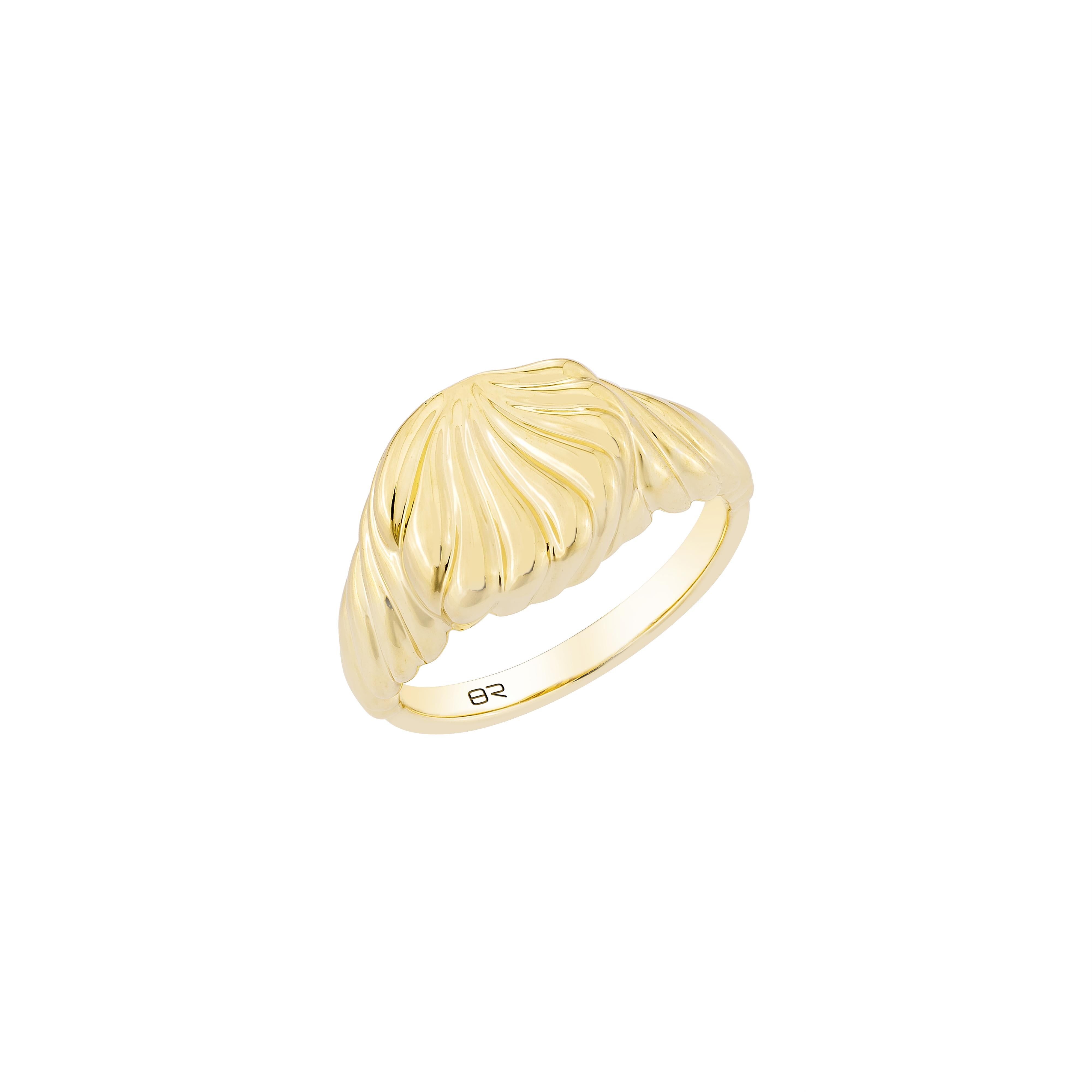Une bague dôme élégante et moderne en or jaune 18 carats, dotée d'un design sculptural magnifiquement cannelé qui ajoute de la dimension et de la brillance. Une pièce intemporelle parfaite pour l'élégance de tous les jours ou un style raffiné.
Bague