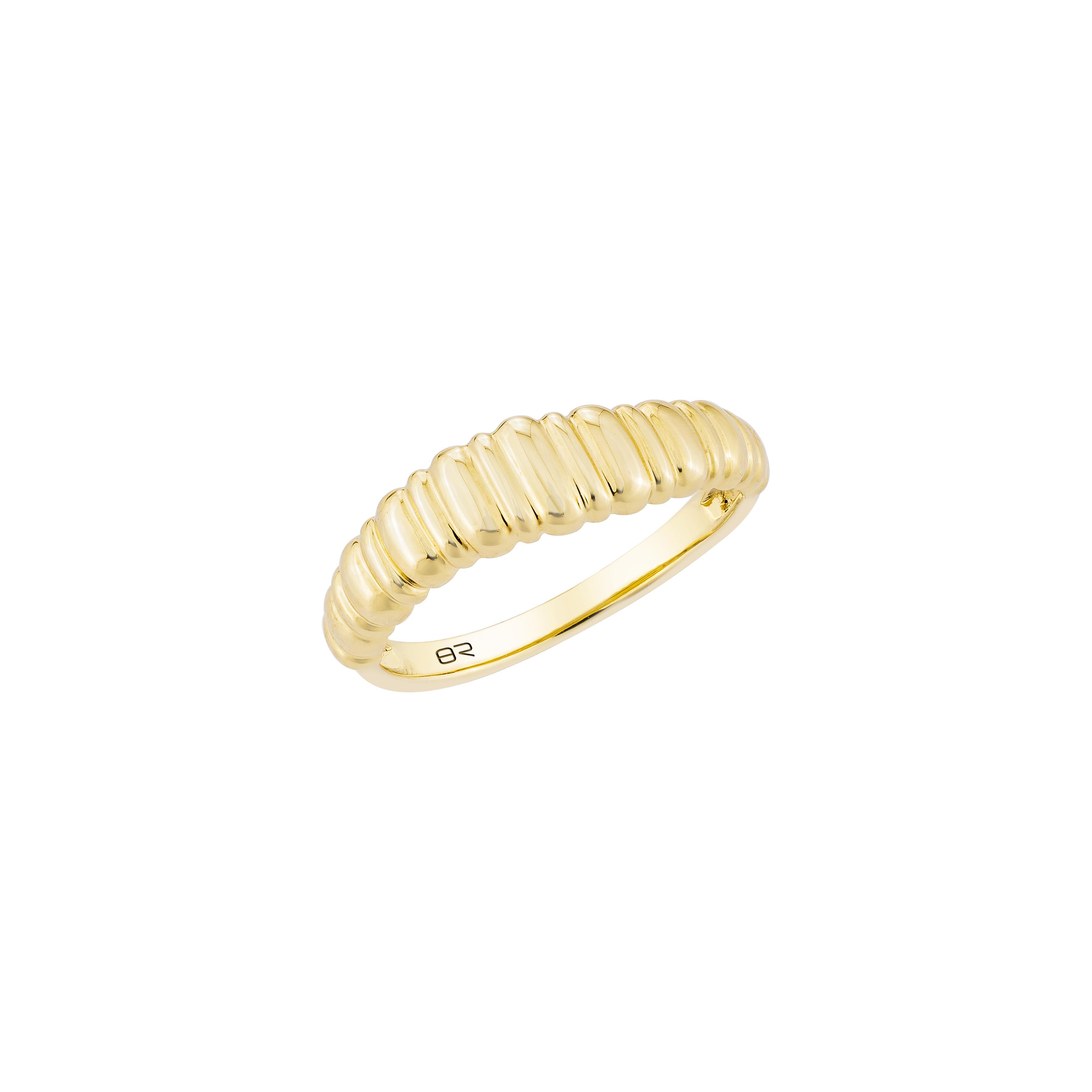 Une bague chic et moderne en or jaune 18 carats dotée d'un dôme nervuré lisse qui ajoute de la texture et de la brillance. Parfait pour être empilé ou porté en tant que pièce de déclaration minimaliste.

Or : 2,72 g, or jaune 18 carats. 
R1984





