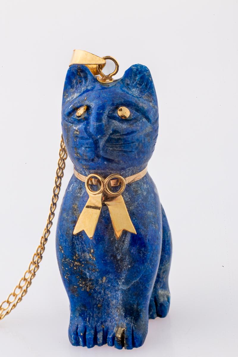 Un gattino Gold Medal scolpito in Lapislazzuli con abbondanti macchie d'oro e un guinzaglio d'oro. Ha un nastro d'oro al collo e occhi d'oro che la fanno brillare al buio. Il nostro gatto non graffia i mobili e non mangia le piante. Passeggerà con