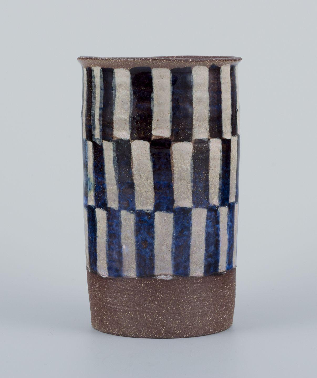 Gebrauchte Waren sind für US-Kunden von den Einfuhrzöllen befreit. 
Daher fallen für Ihren Kauf keine Einfuhrzölle an.

Wahrscheinlich Royal Copenhagen. Einzigartige Vase aus Schamotte-Ton.
Glasur in Form von blauen und sandfarbenen vertikalen
