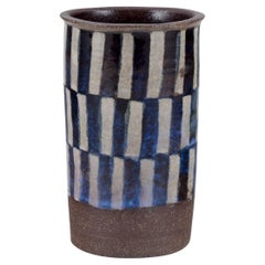 Probablement Royal Copenhagen. Vase unique en argile chamotte. Ca. 1980s