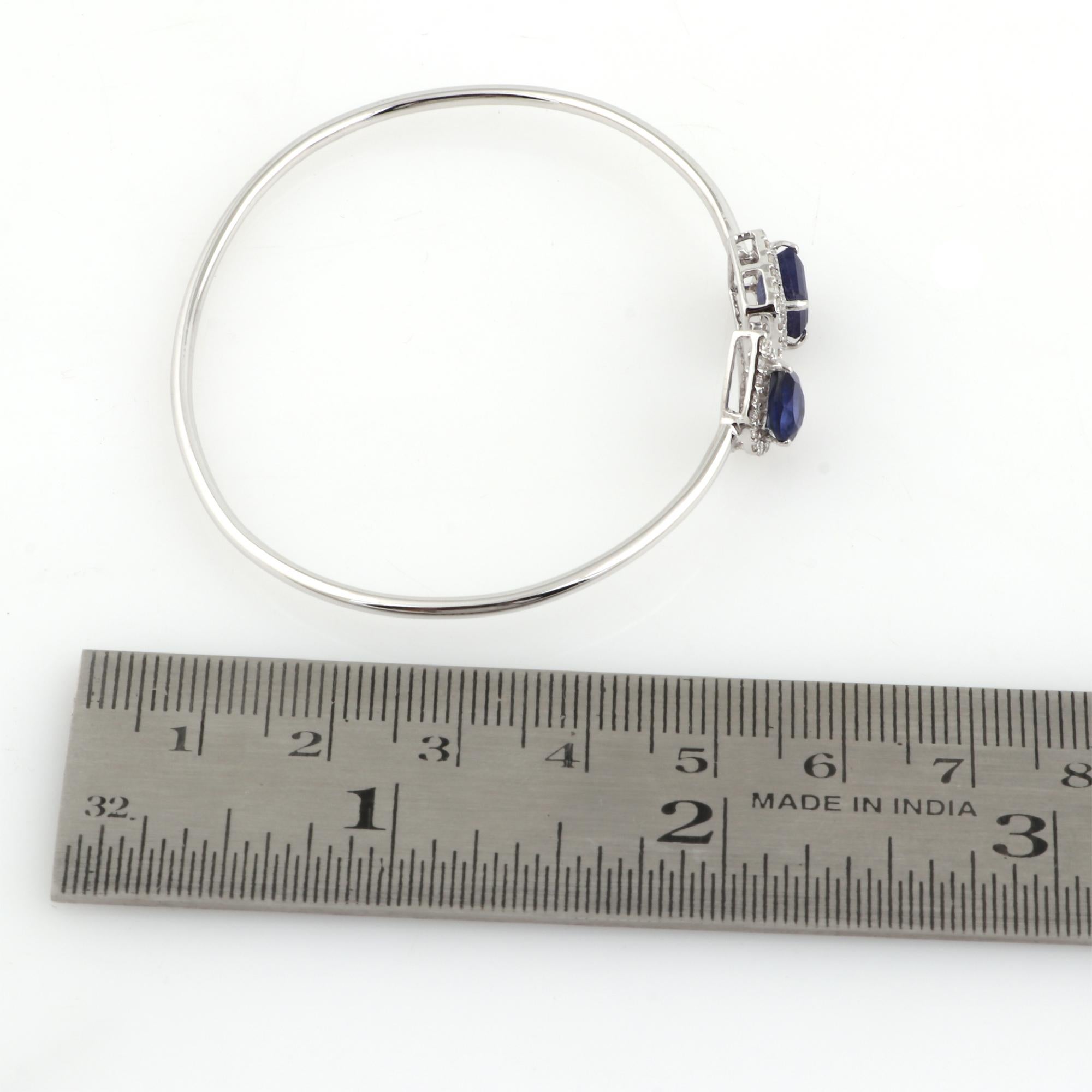 Taglio rotondo Bracciale aperto con gemme lavorate Bracciale con pave di diamanti in oro bianco 18 carati in vendita