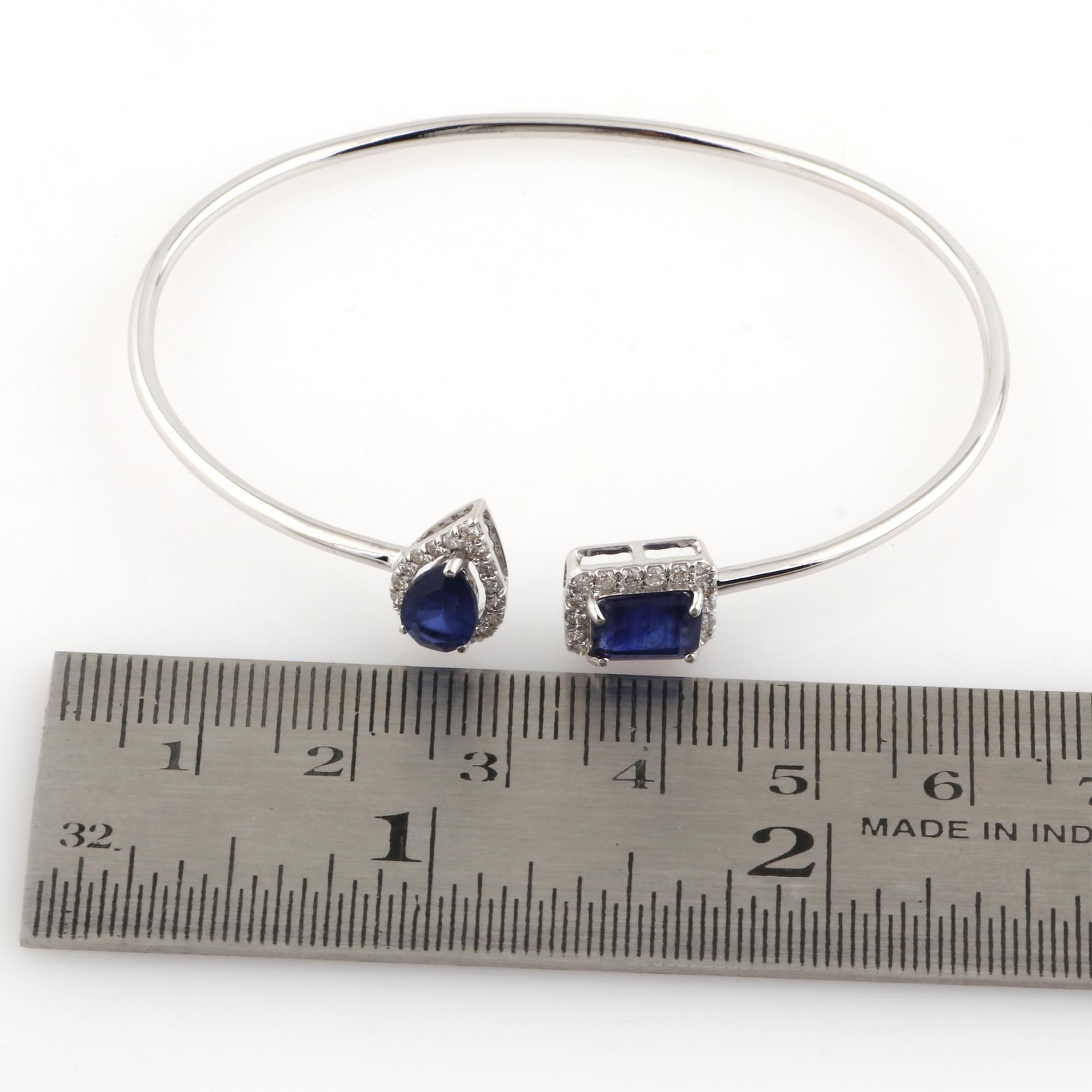 Bracciale aperto con gemme lavorate Bracciale con pave di diamanti in oro bianco 18 carati In condizioni Nuovo in vendita a Diera, Dubai