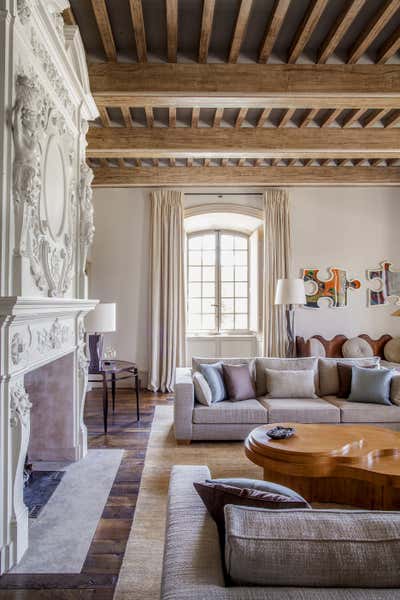 Arts and Crafts Living Room. Provence by Pierre Yovanovitch Architecture d'Intérieur.