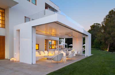  Minimalist Family Home Exterior. Air Frame Pavilion by RIOS.